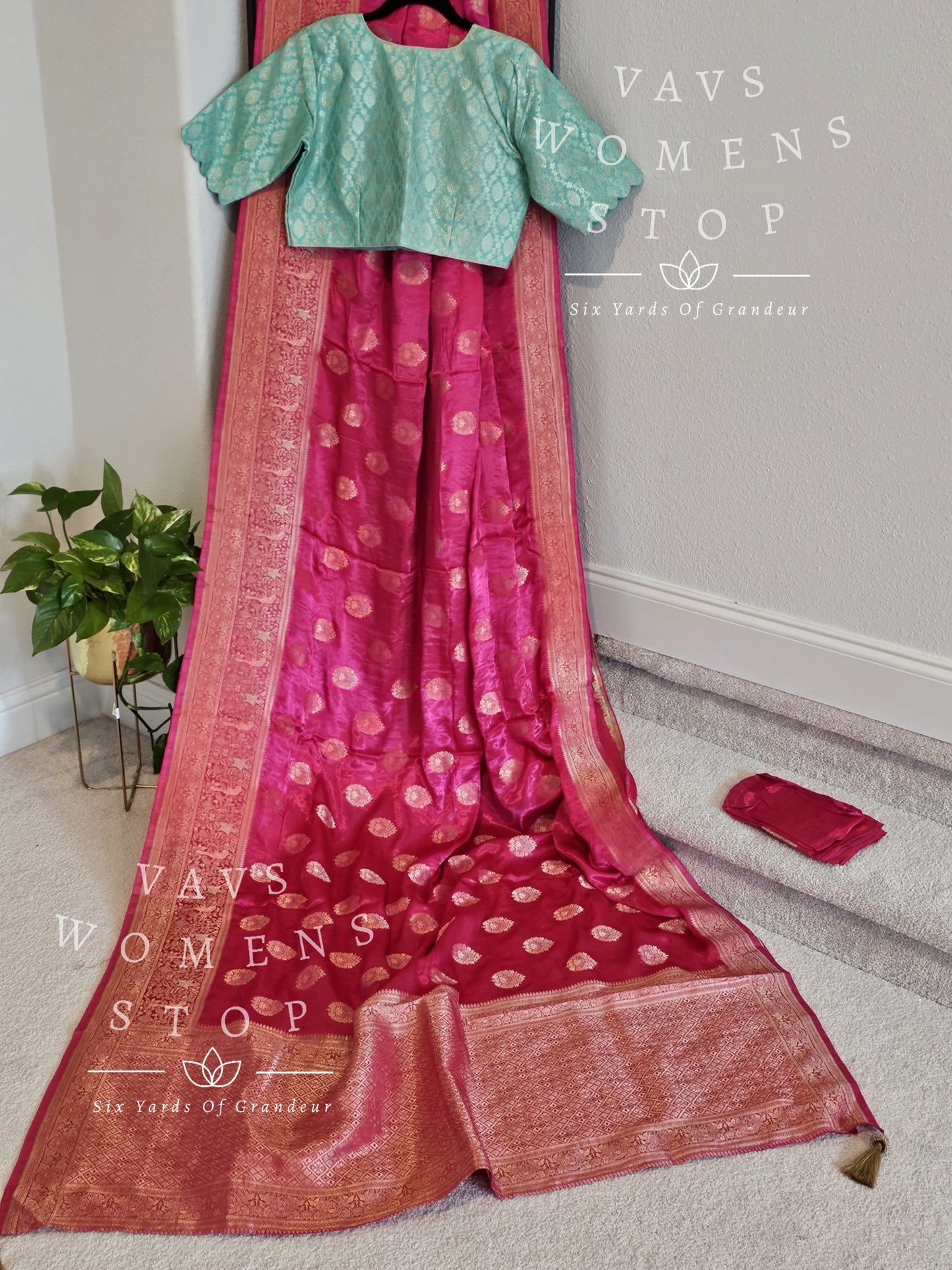 Munga Benarasi Satin Crepe Silk Saree - Blouse
