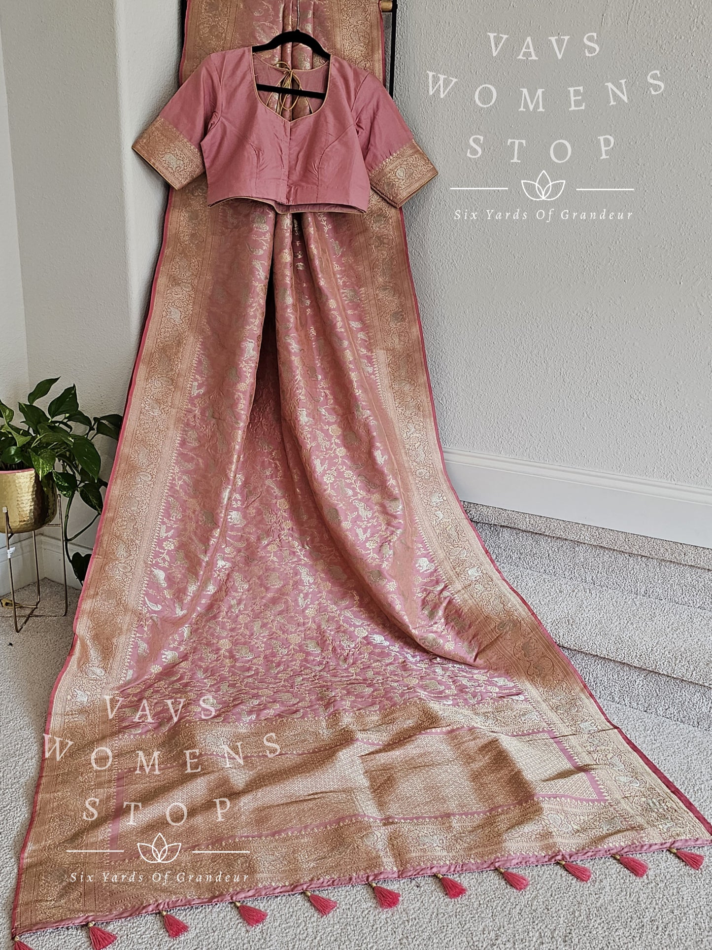 Munga Benarasi Shikar Bagh All Over Design Saree - Blouse