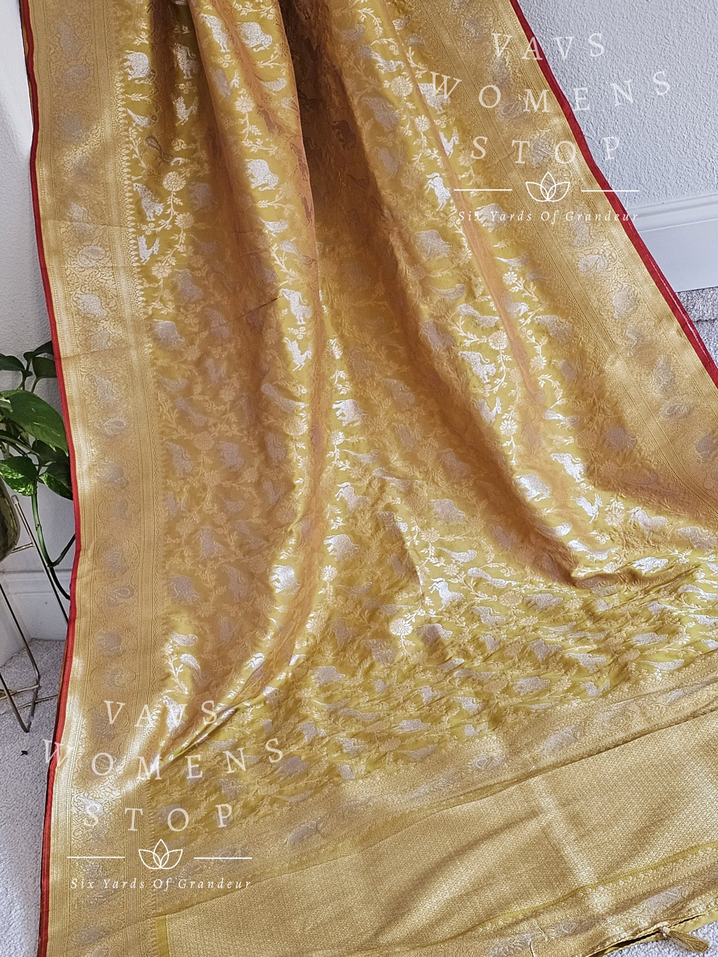 Munga Benarasi Shikar Bagh All Over Design Saree - Blouse