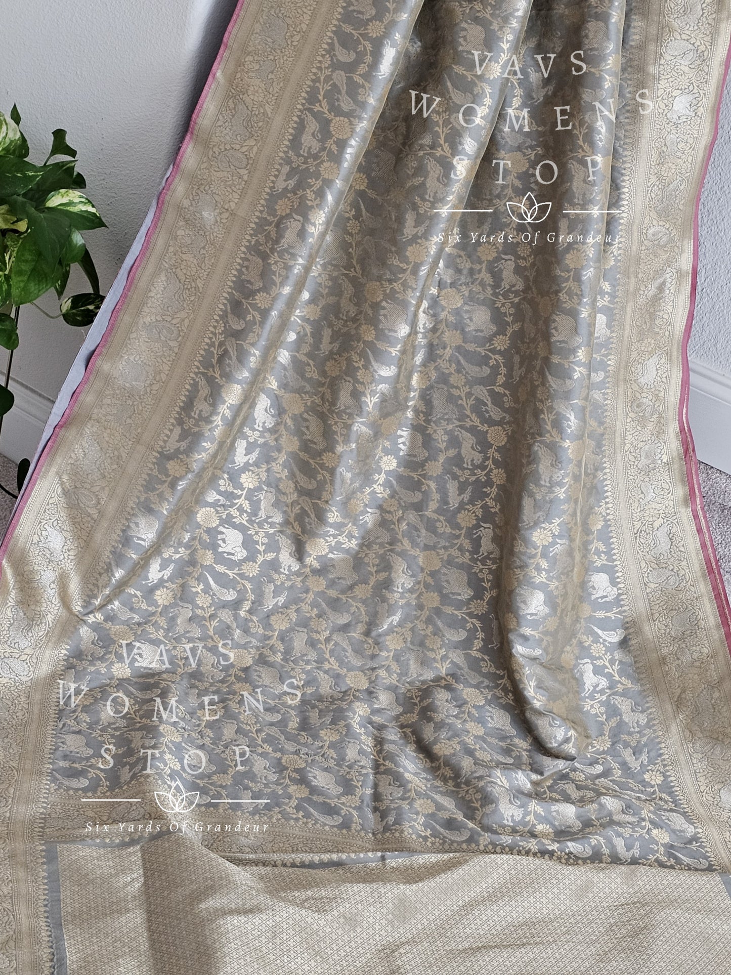 Munga Benarasi Shikar Bagh All Over Design Saree - Blouse