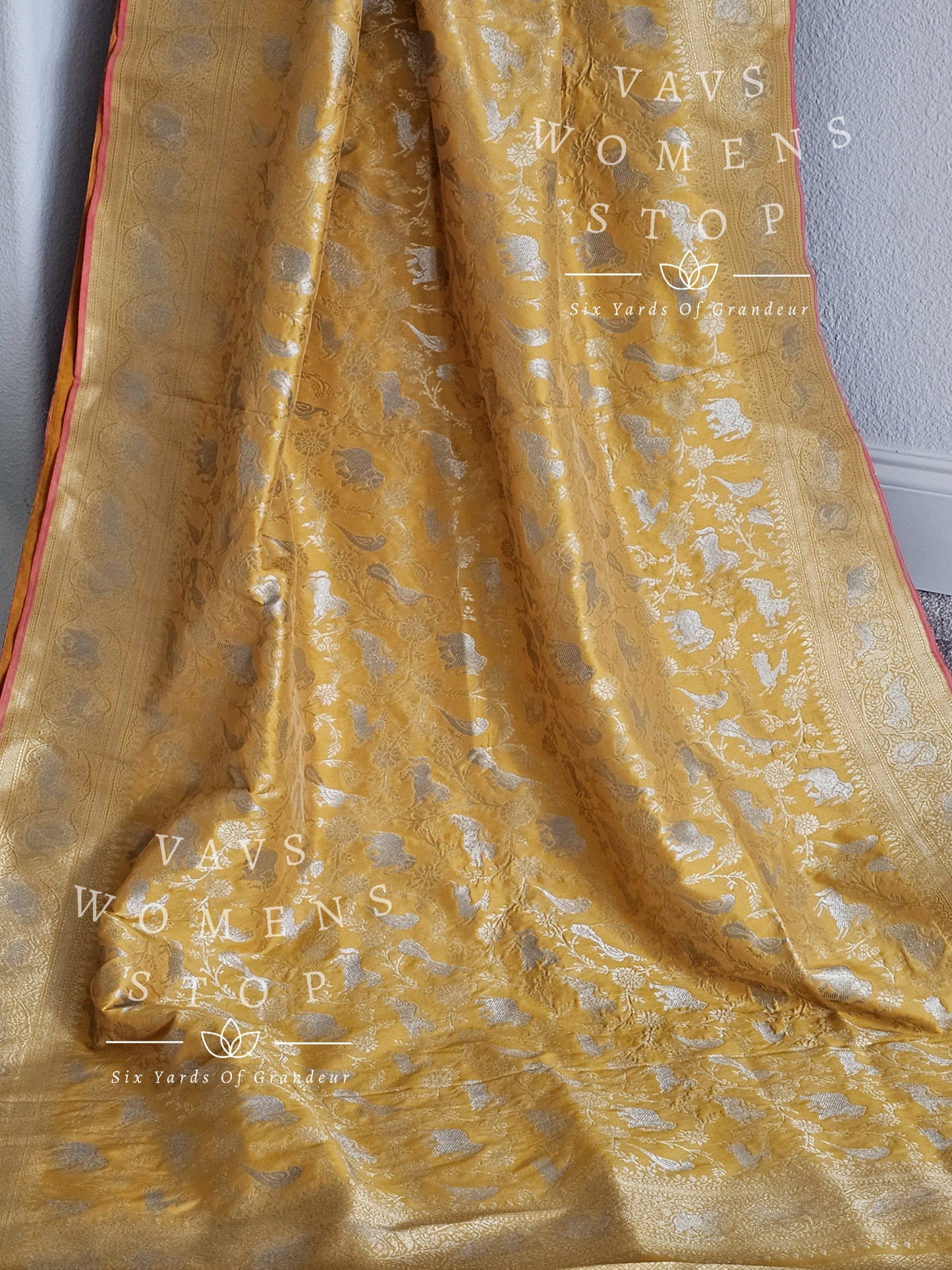 Munga Benarasi Shikar Bagh All Over Design Saree - Blouse