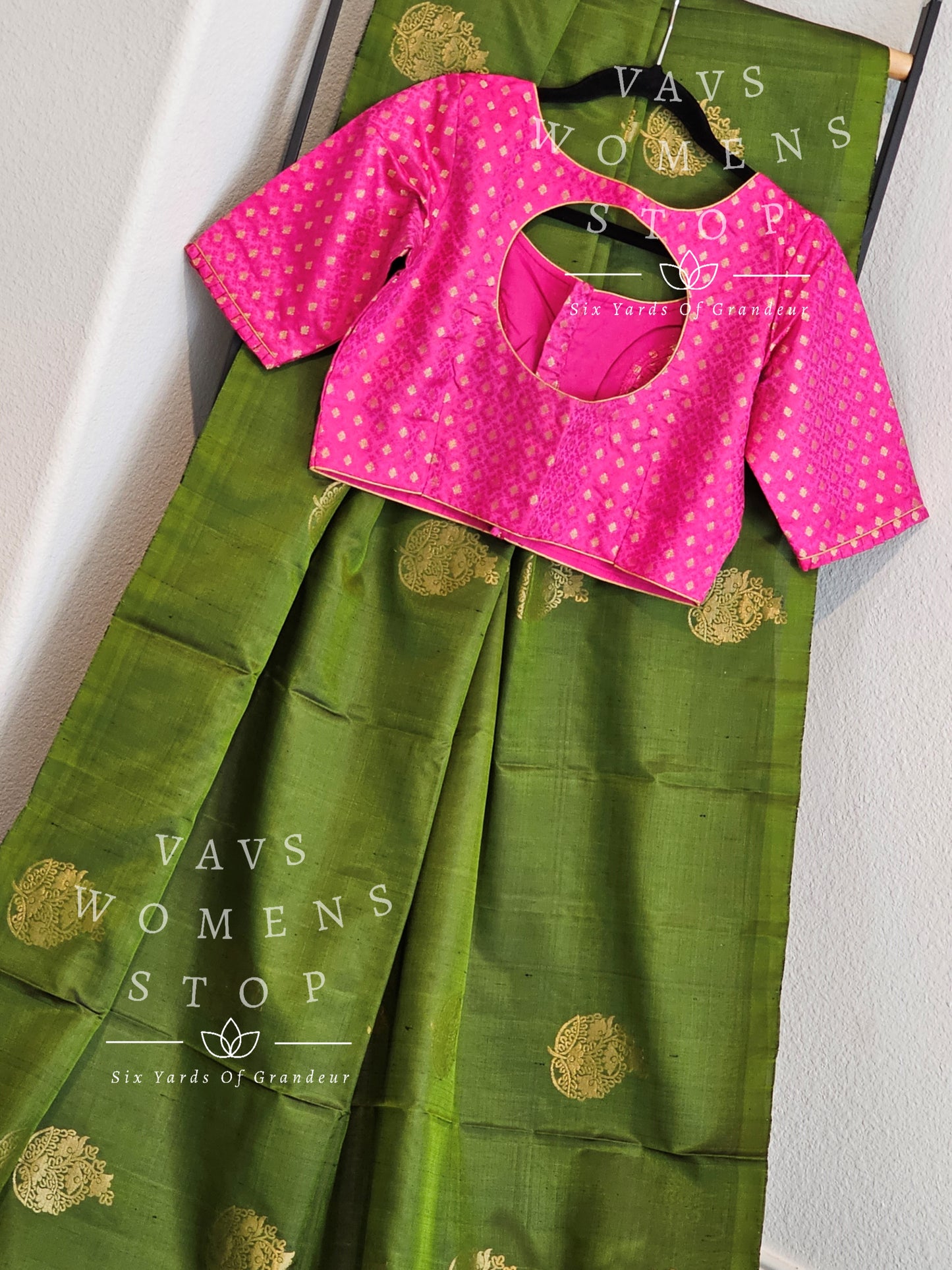 Pure Kanchi Soft Silk Borderless Saree - Pure Benarasi Blouse