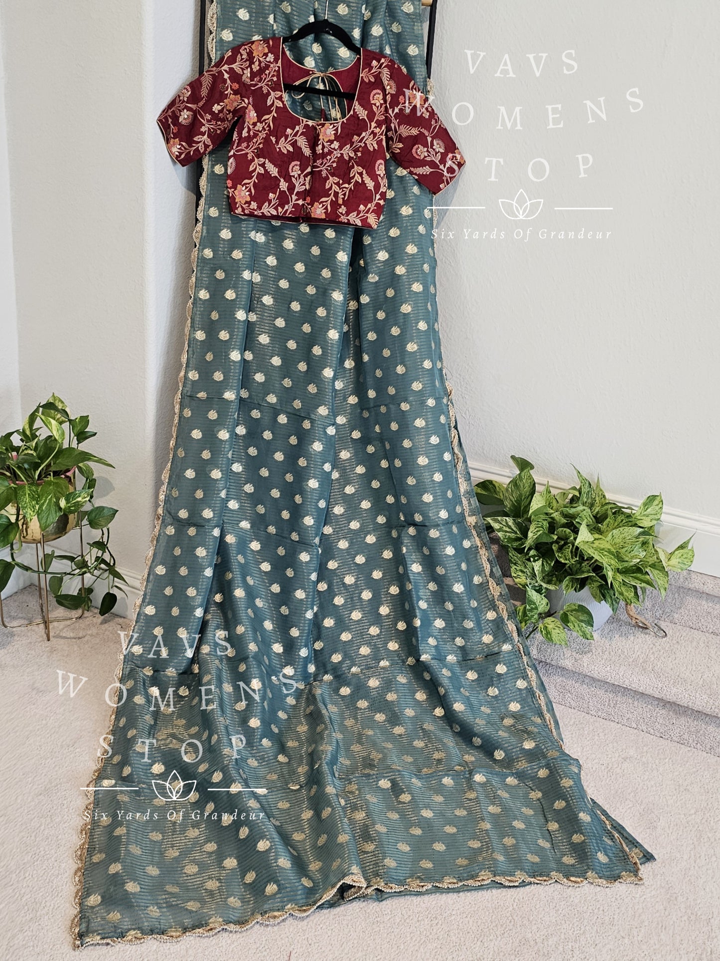 Borderless Khaddi Organza Soft Flowy Saree - Blouse