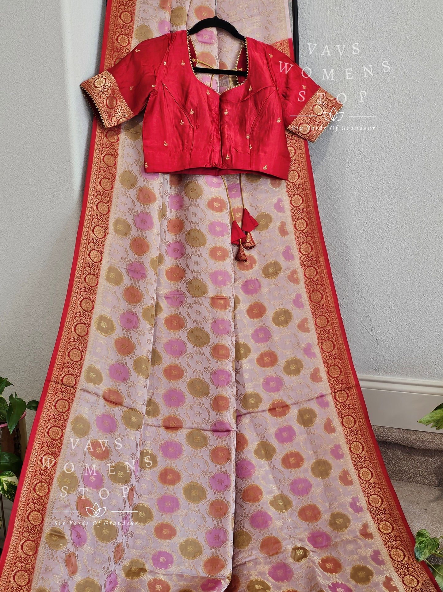 Premium Quality Munga Benarasi Silk Saree - Blouse