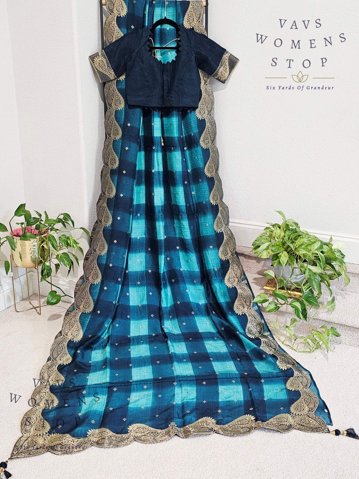Munga Benarasi Crepesilk Scalloped Border Saree - Blouse