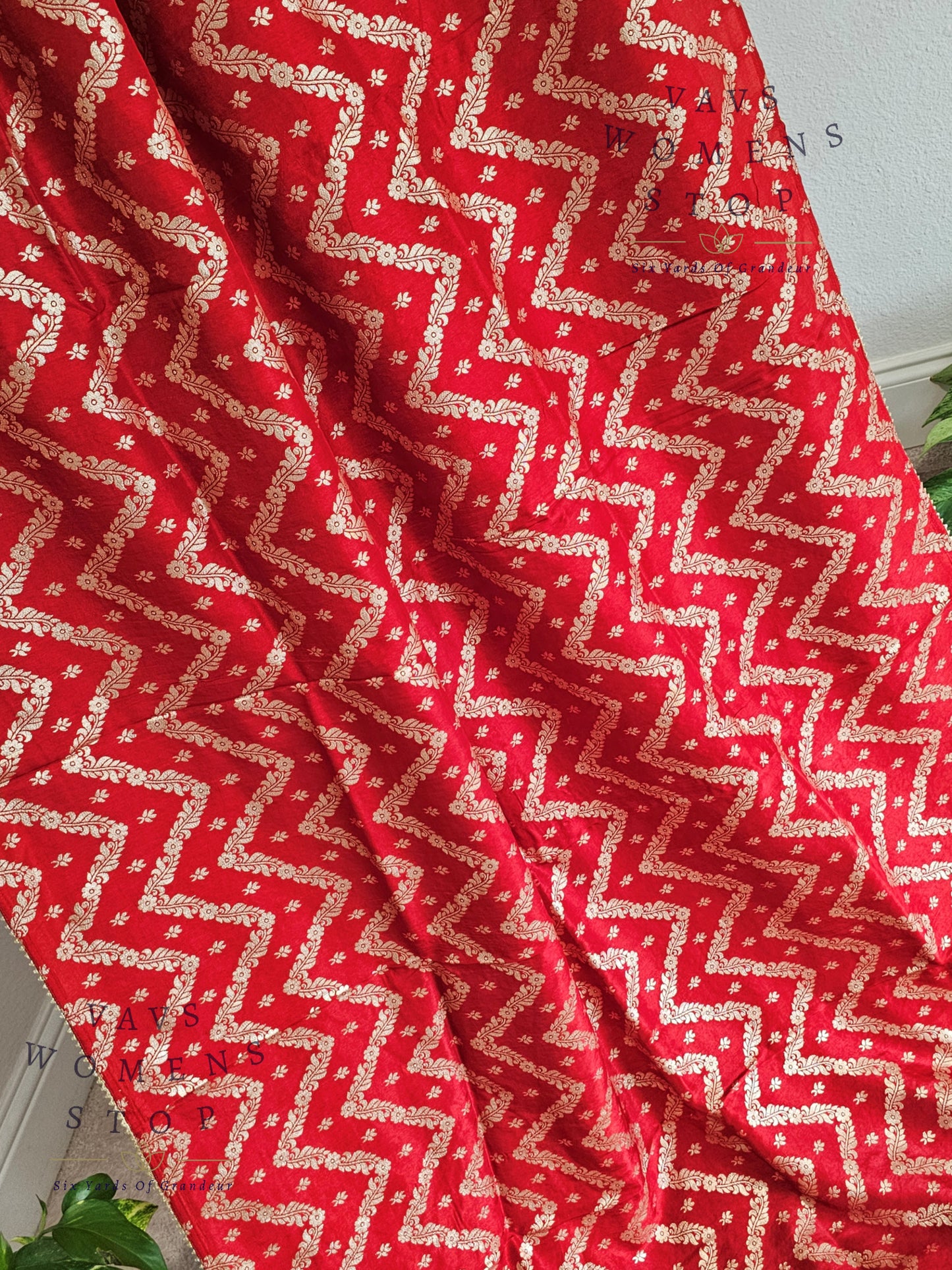 Red Shade Borderless Munga Crepe Silk Saree