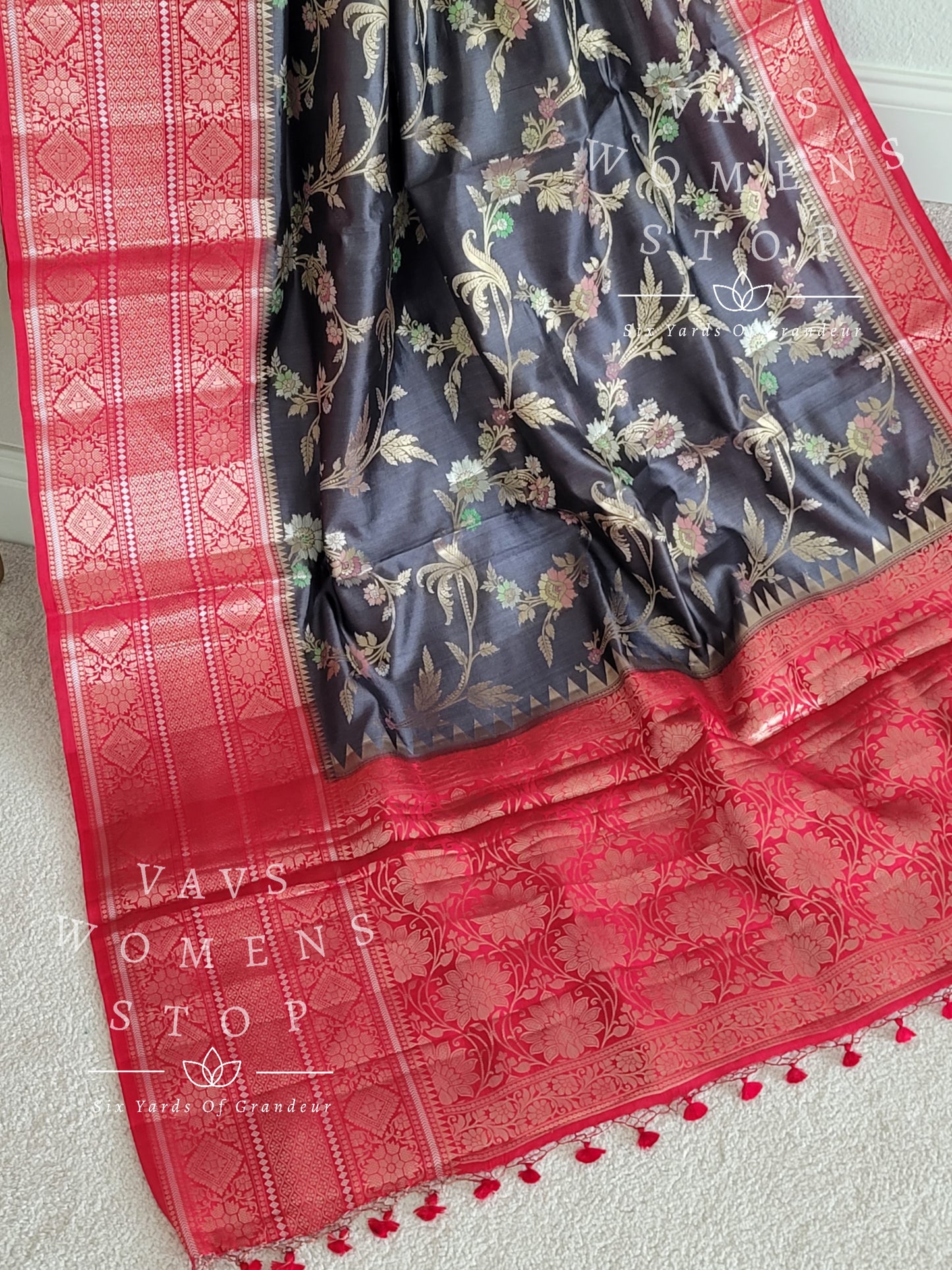 Handwoven Pure Chiniya Silk Saree - Blouse