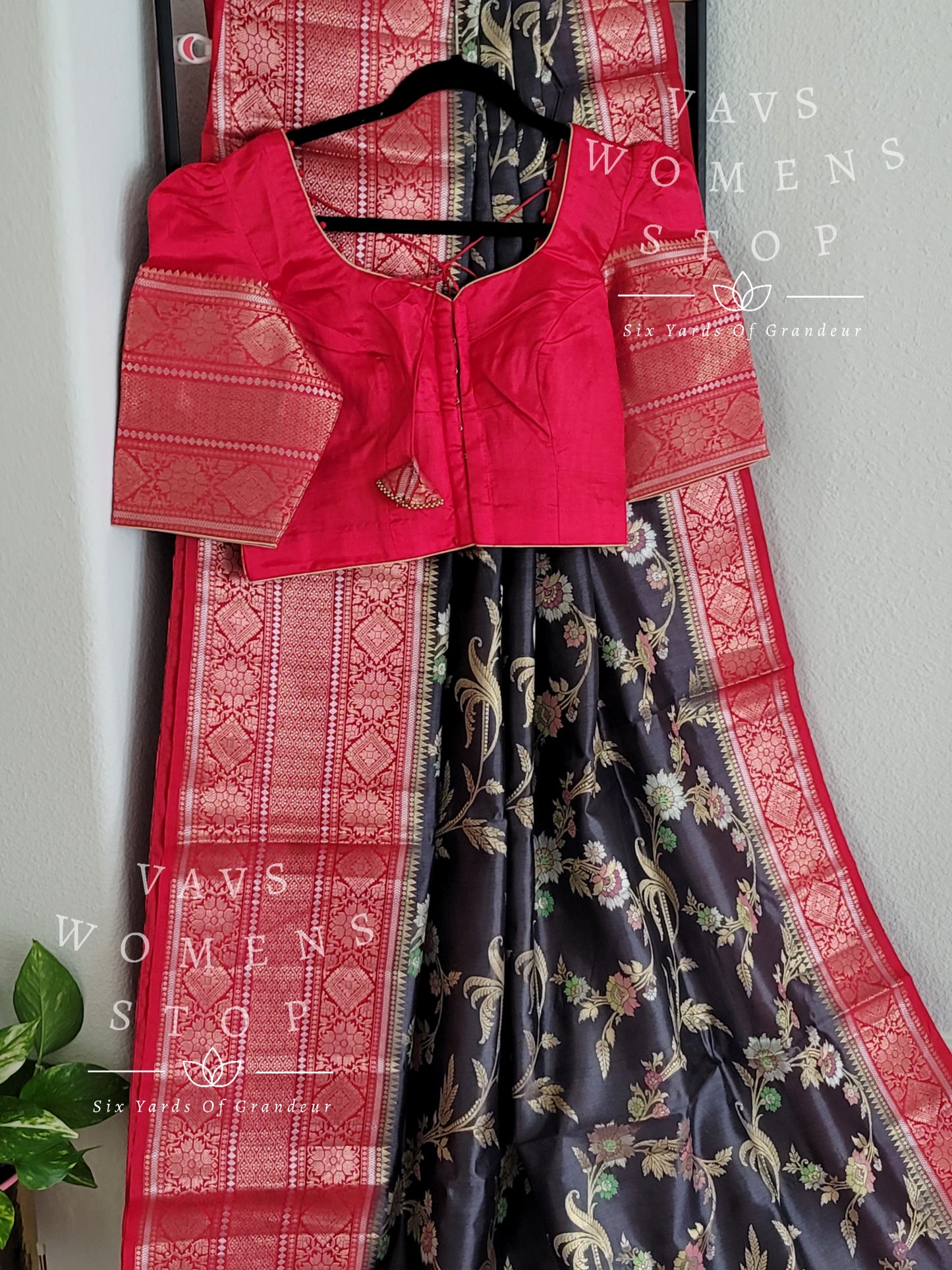 Handwoven Pure Chiniya Silk Saree - Blouse