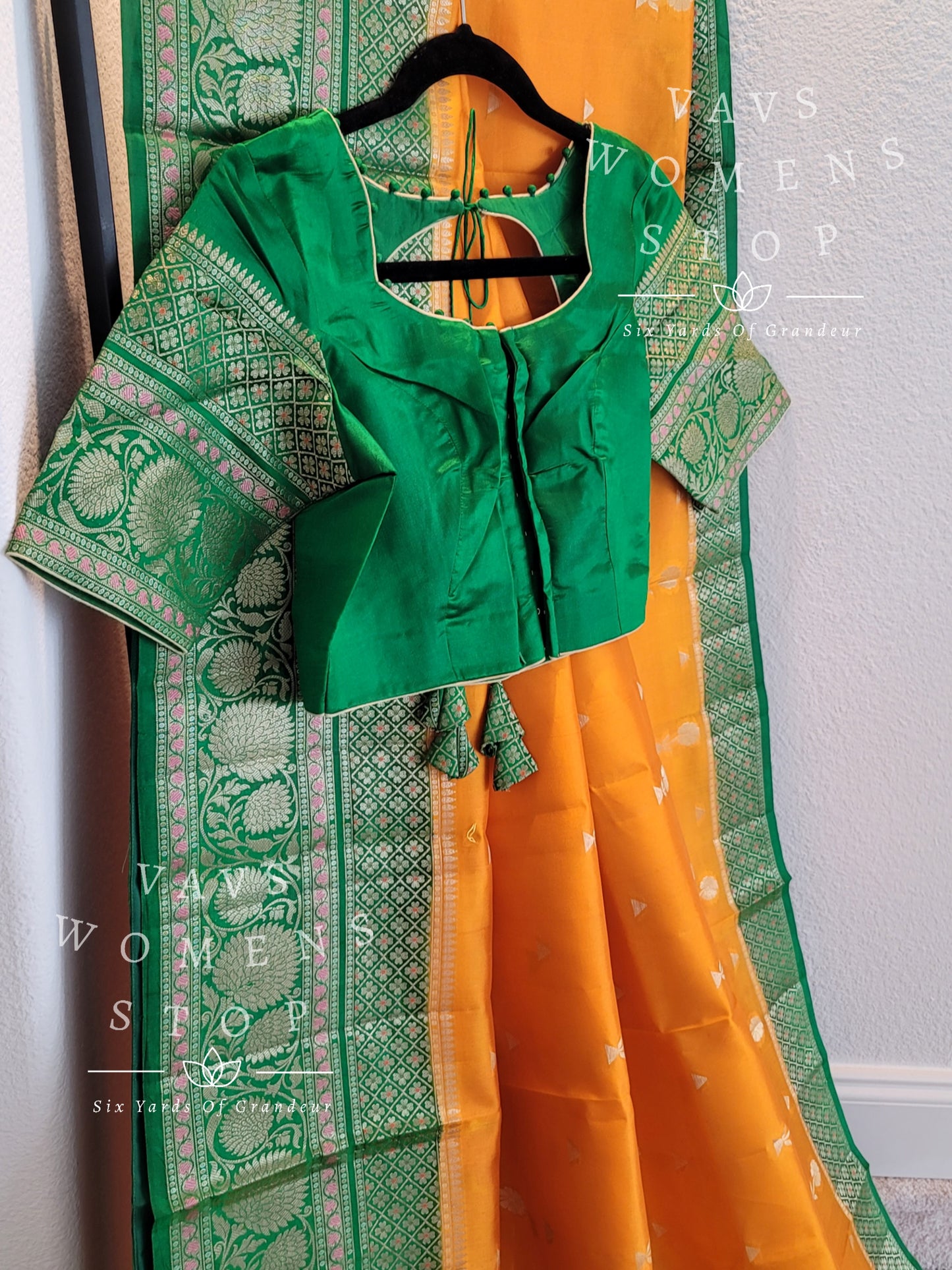 Handwoven Pure Chiniya Silk Saree - Blouse