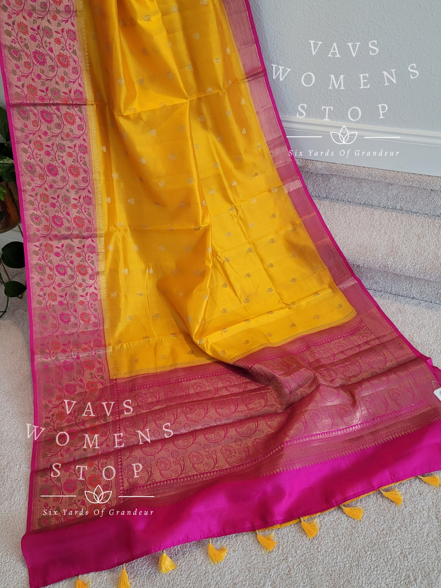 Handwoven Pure Chiniya Silk Saree - Blouse