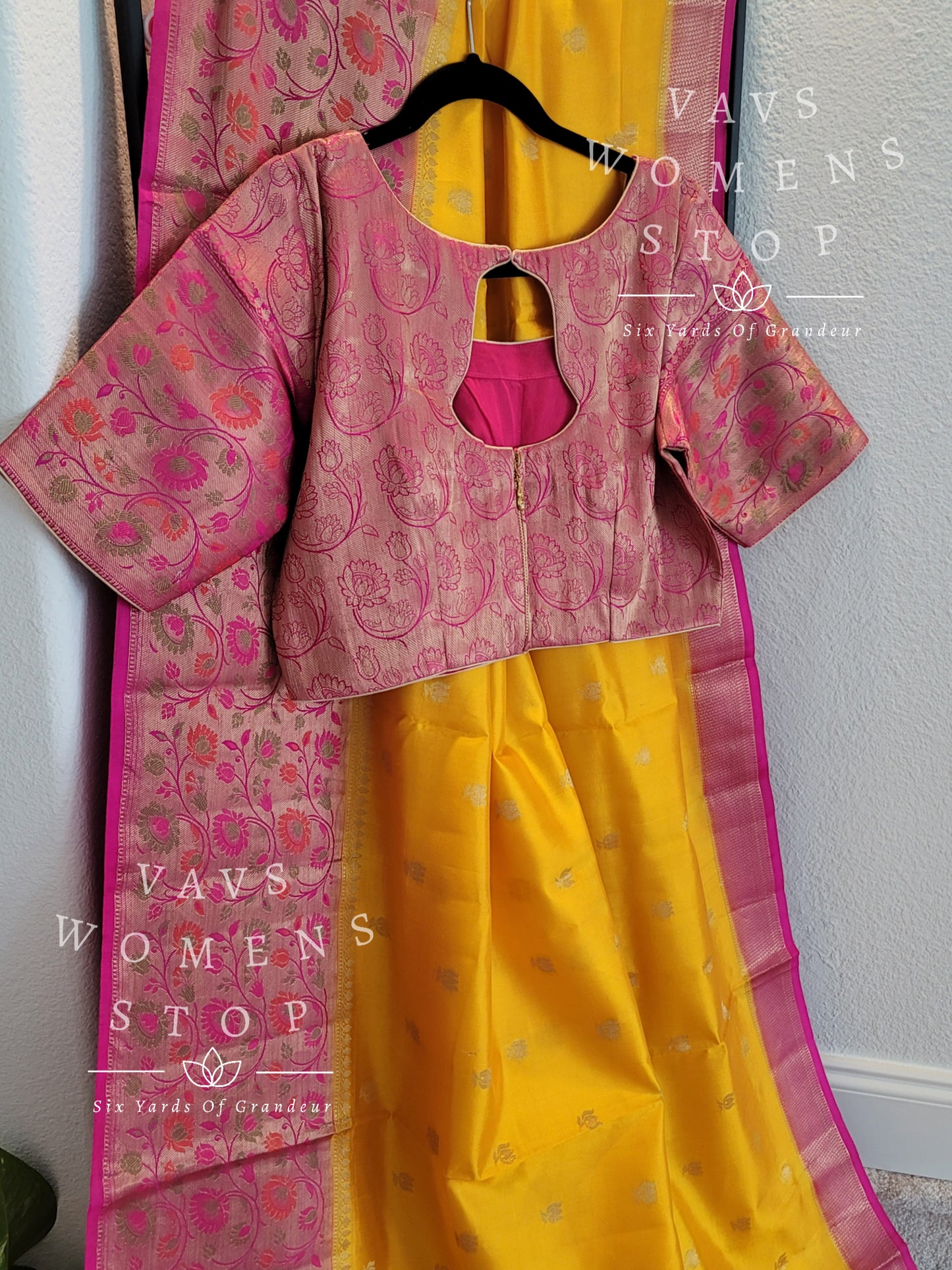 Handwoven Pure Chiniya Silk Saree - Blouse