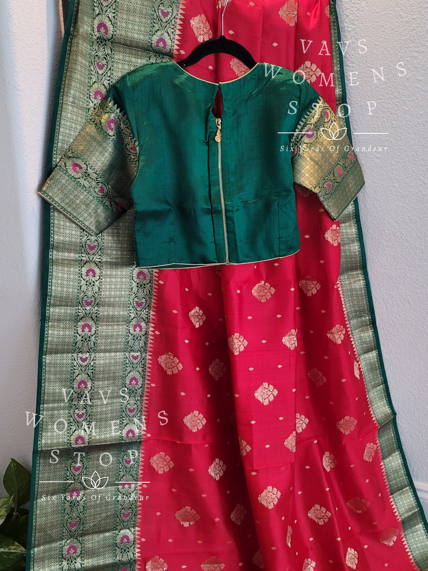 Handwoven Red Shade Pure Chiniya Silk Saree - Blouse