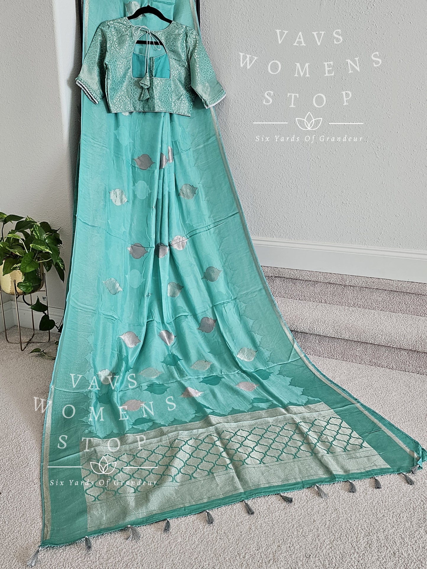 Munga Crepe Silk Designer Saree - Blouse