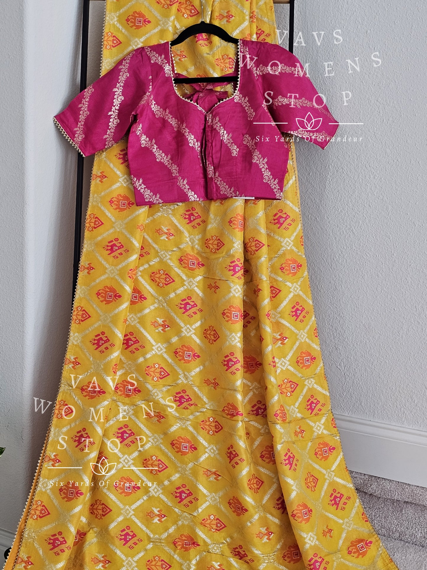 Munga Benarasi Crepe Silk Saree - Blouse