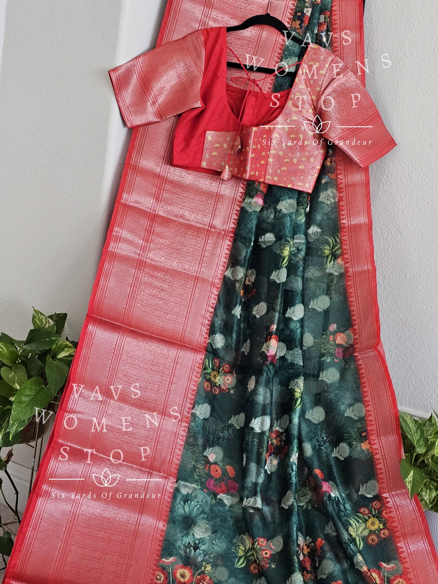 Fancy Floral Prints Soft Warm Organza Silk Saree - Blouse