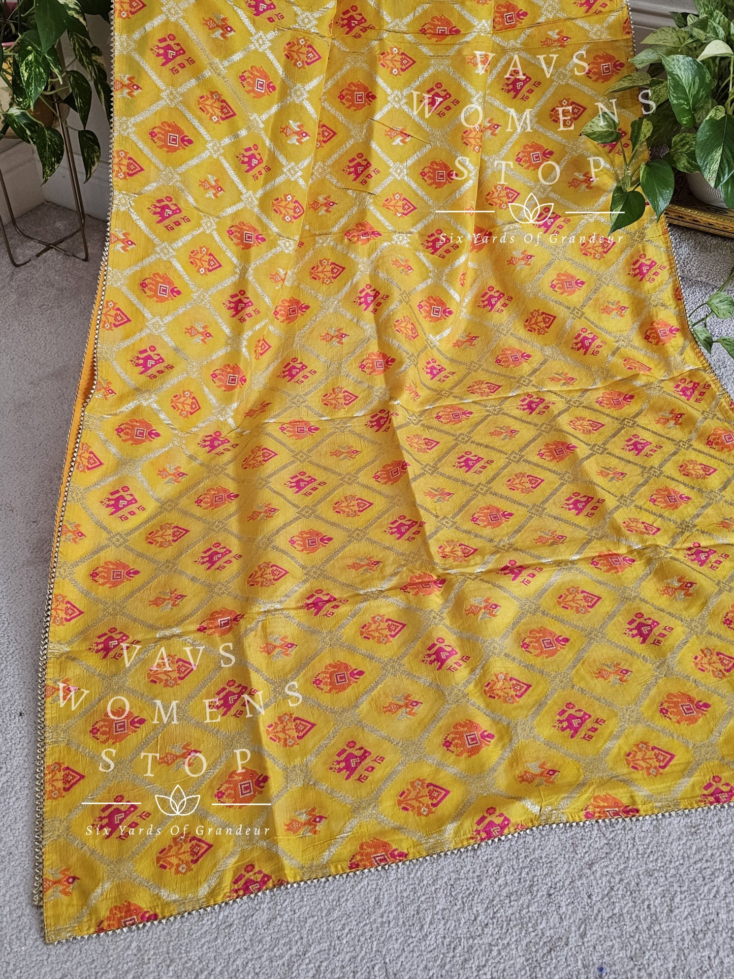 Munga Benarasi Crepe Silk Saree - Sleeveless Blouse