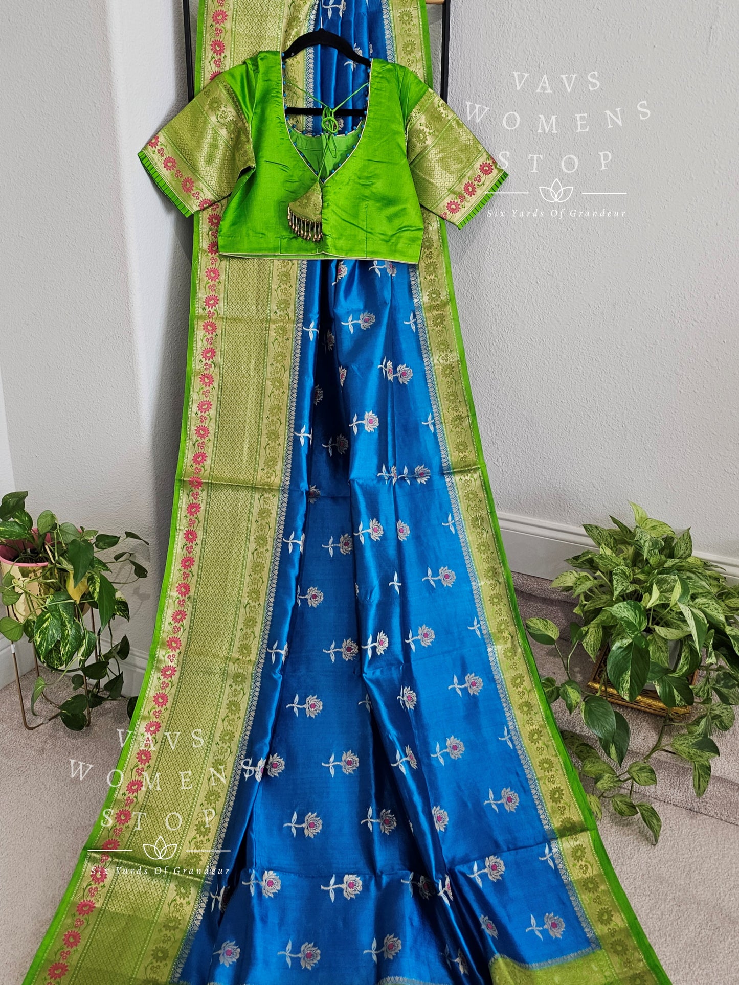 Handwoven Pure Chiniya Silk Saree - Blouse