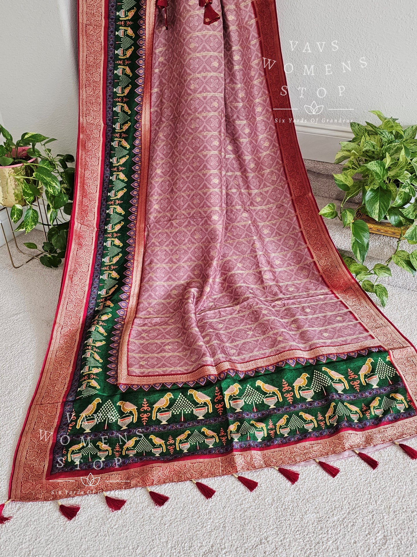 Munga Crepe Dola Silk Patola Printed Saree - Blouse