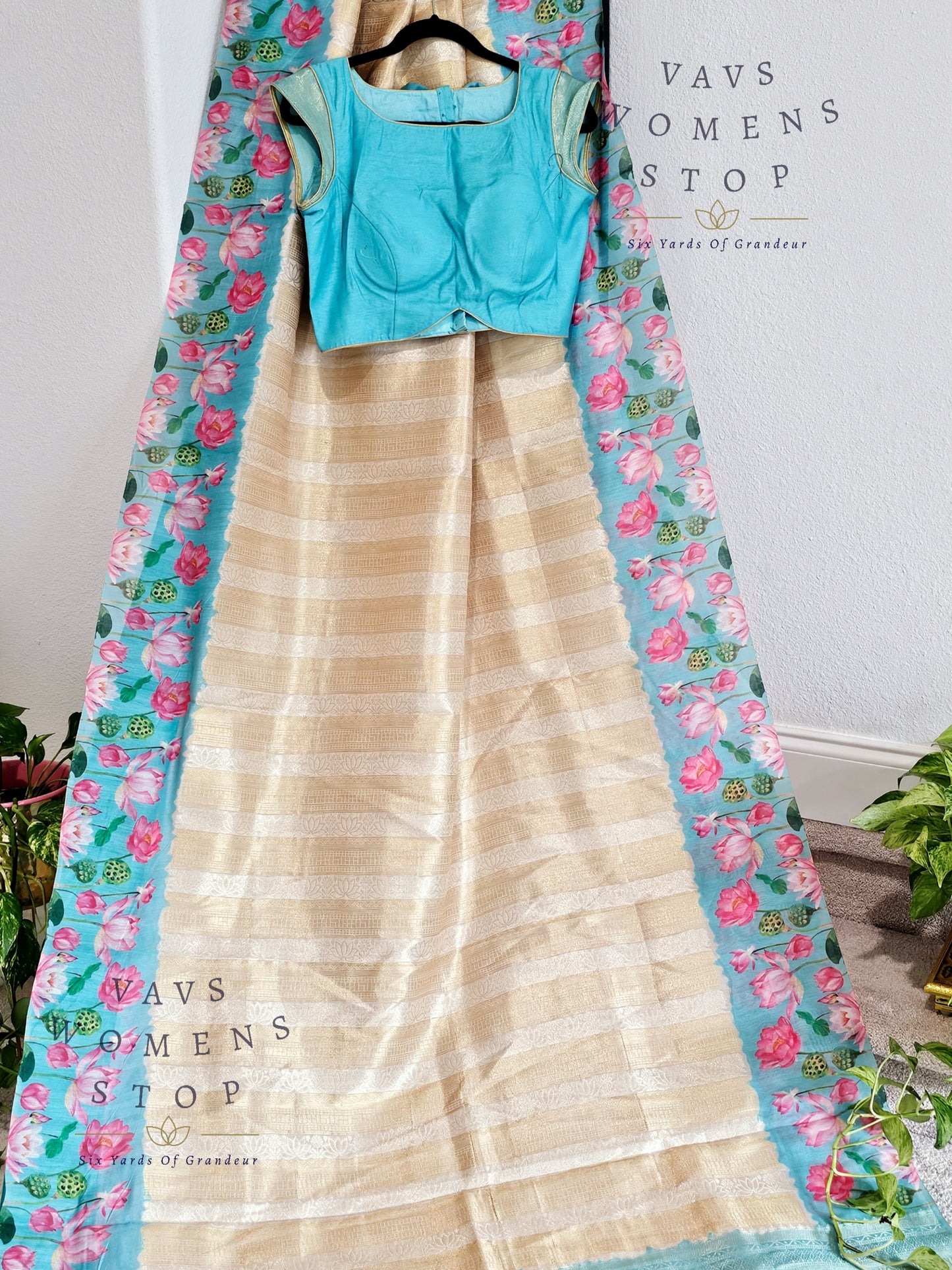 Muslin Silk Cotton Floral Print Linen Border Saree - Blouse
