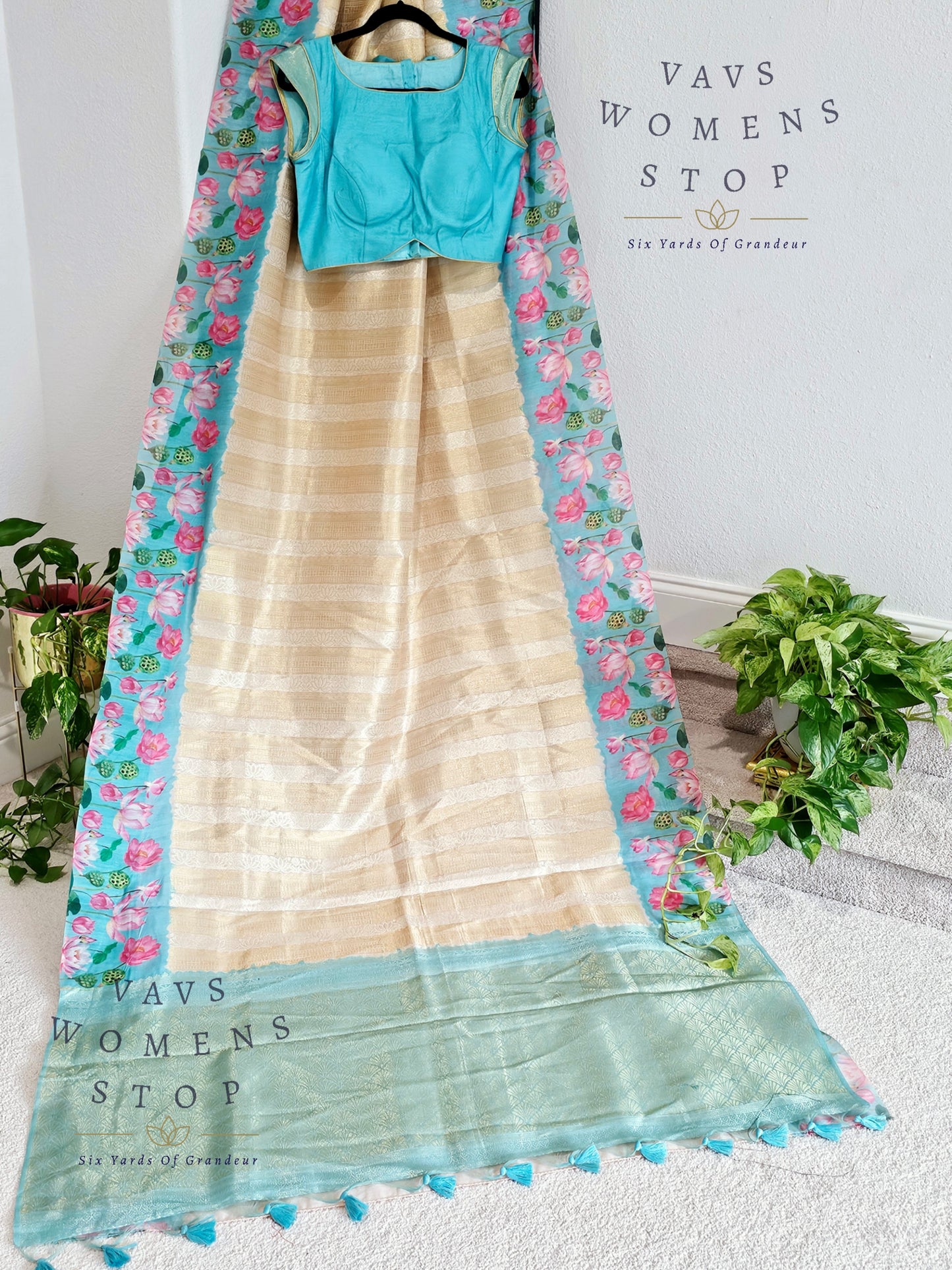 Muslin Silk Cotton Floral Print Linen Border Saree - Blouse