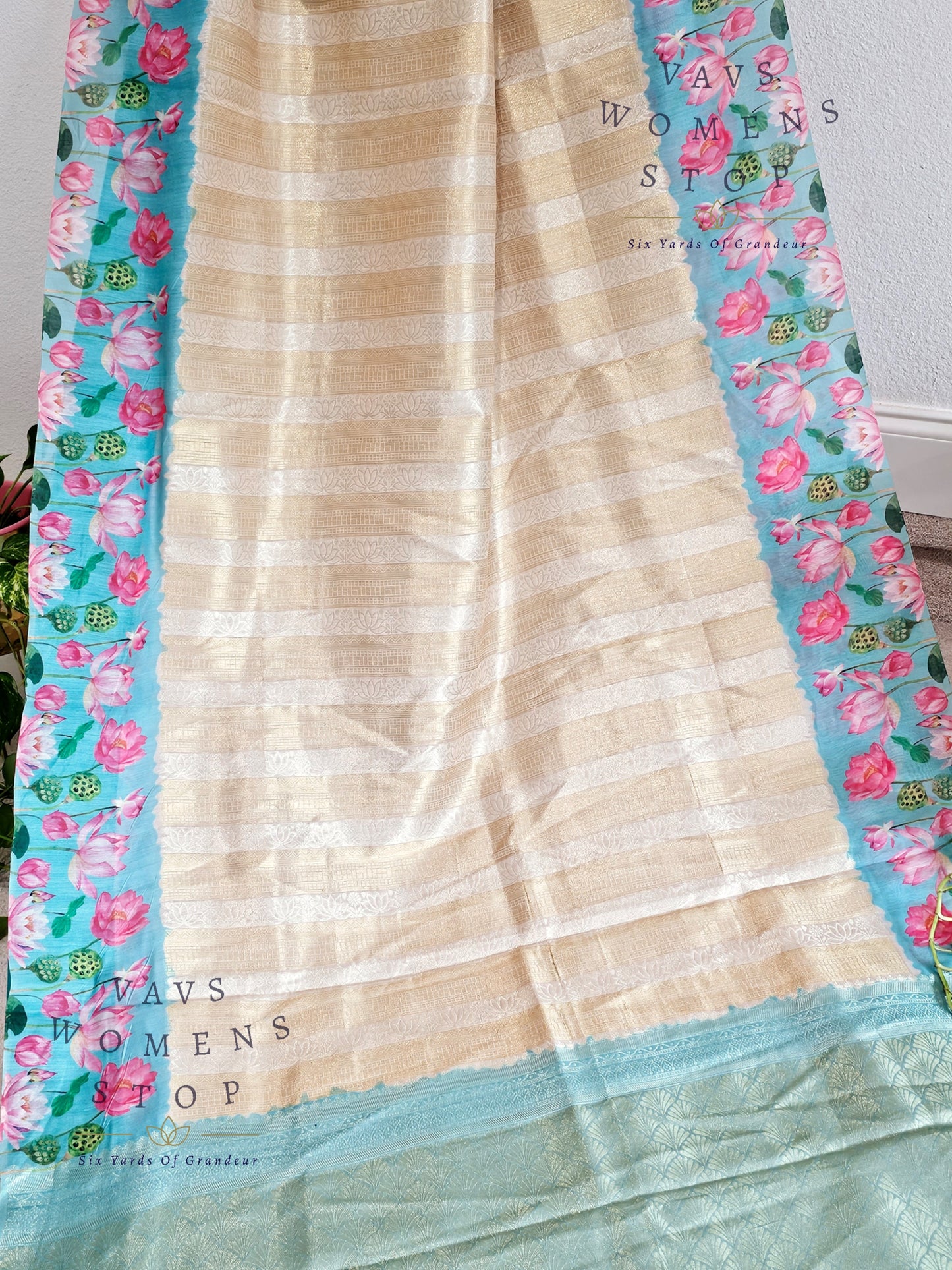 Muslin Silk Cotton Floral Print Linen Border Saree - Blouse