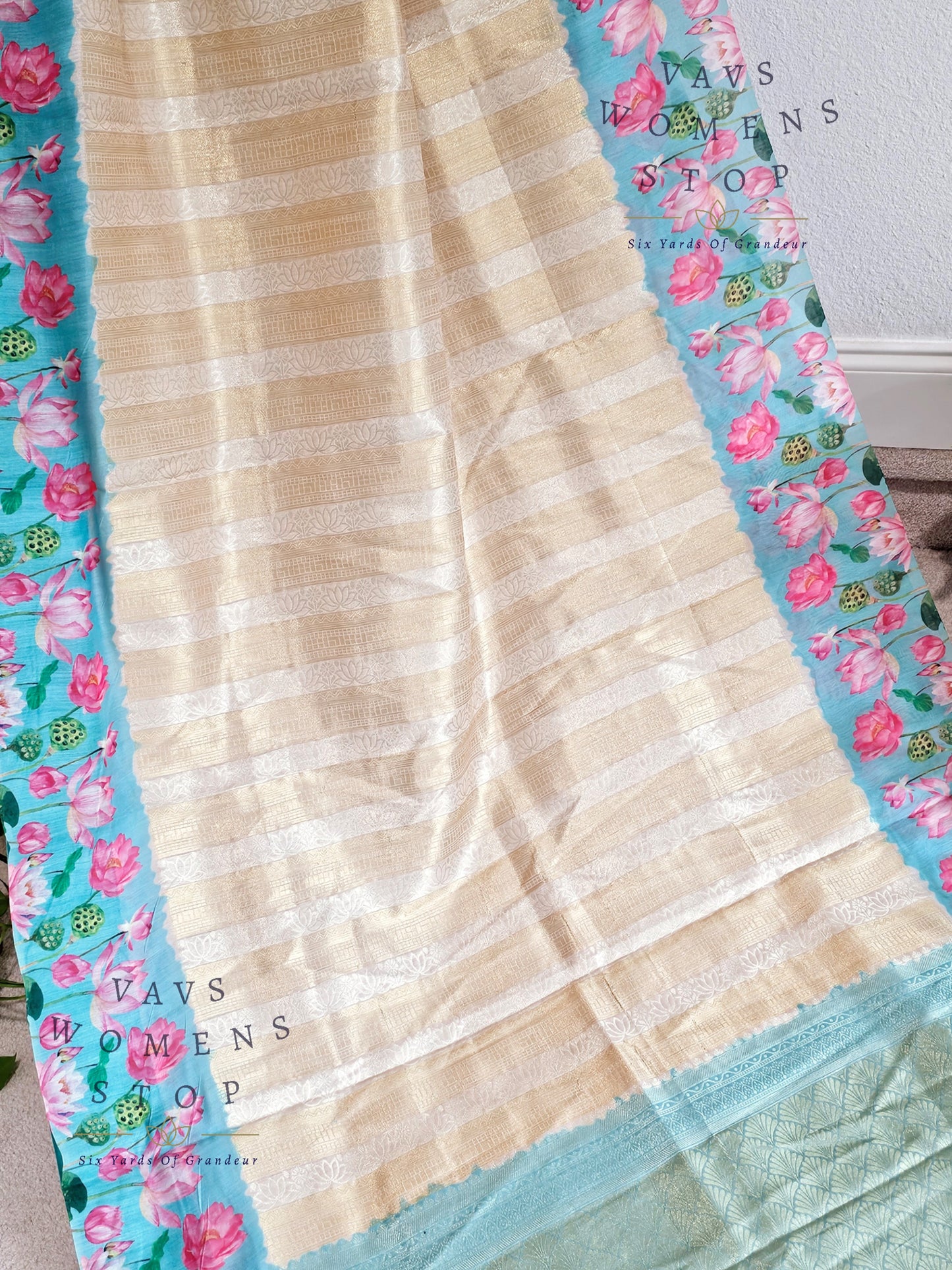Muslin Silk Cotton Floral Print Linen Border Saree - Blouse