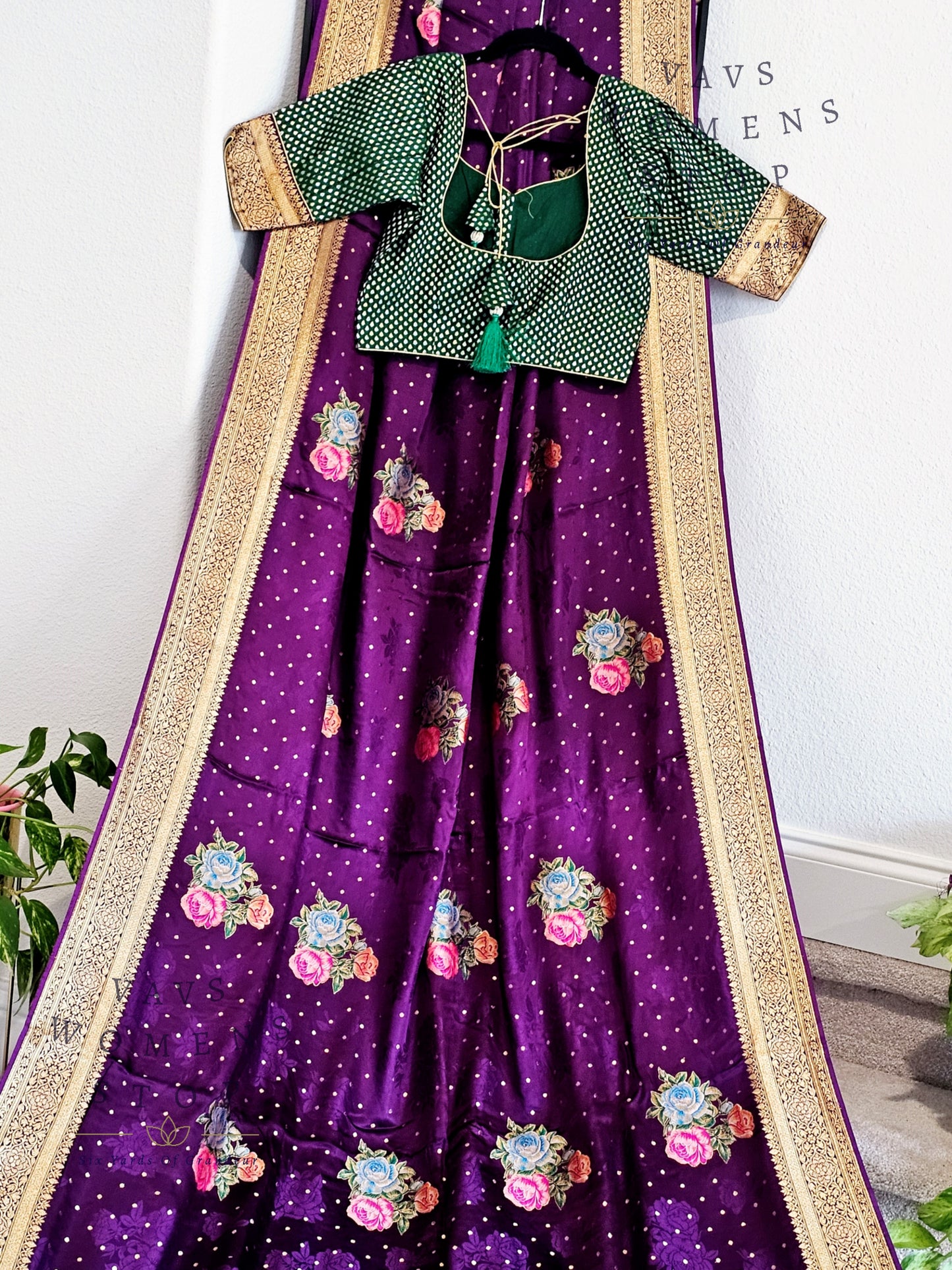 Munga Satin Benarasi Silk Saree - Blouse