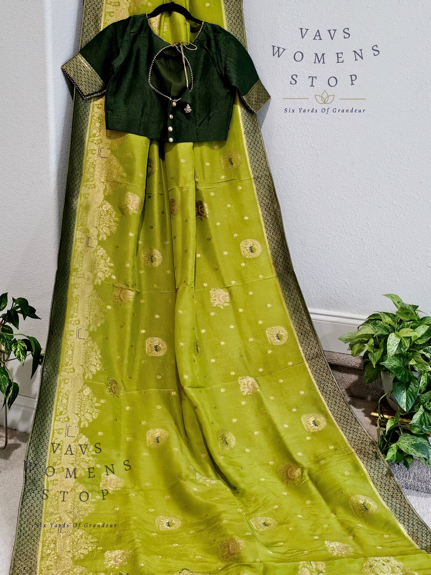 Munga Benarasi Crepe Silk Saree - Blouse