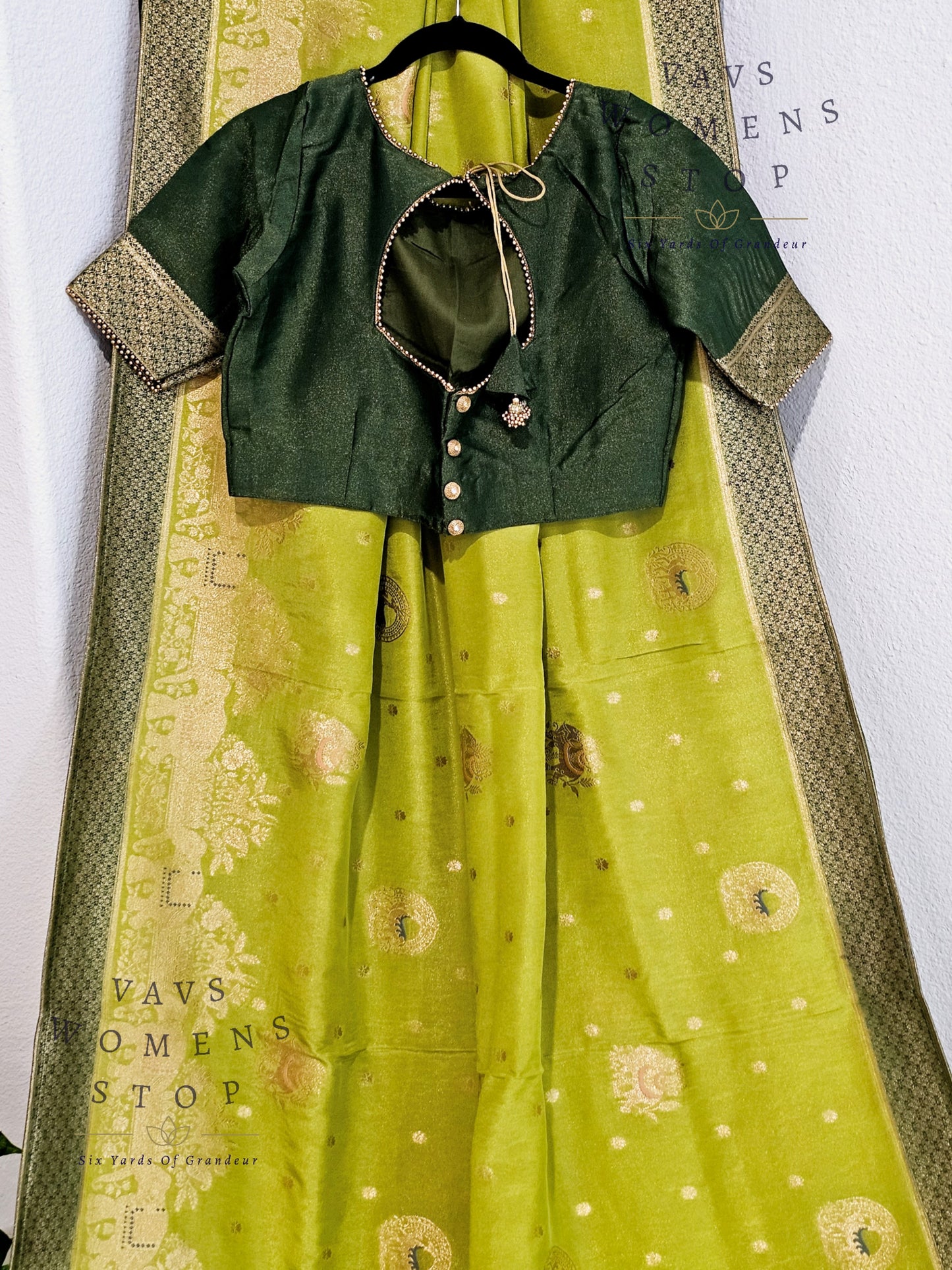 Munga Benarasi Crepe Silk Saree - Blouse