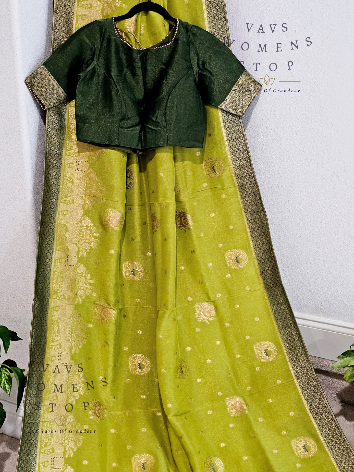 Munga Benarasi Crepe Silk Saree - Blouse