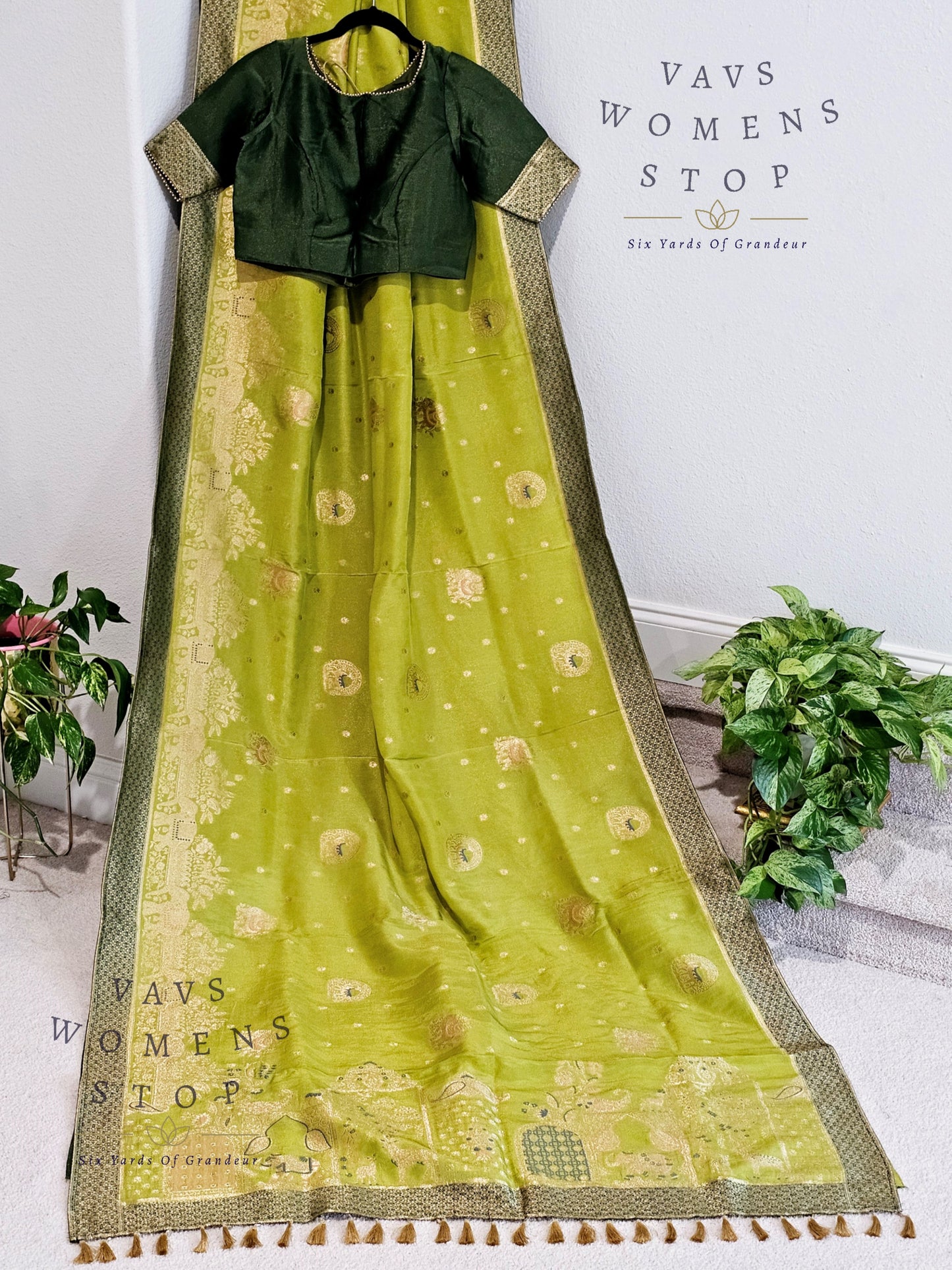 Munga Benarasi Crepe Silk Saree - Blouse