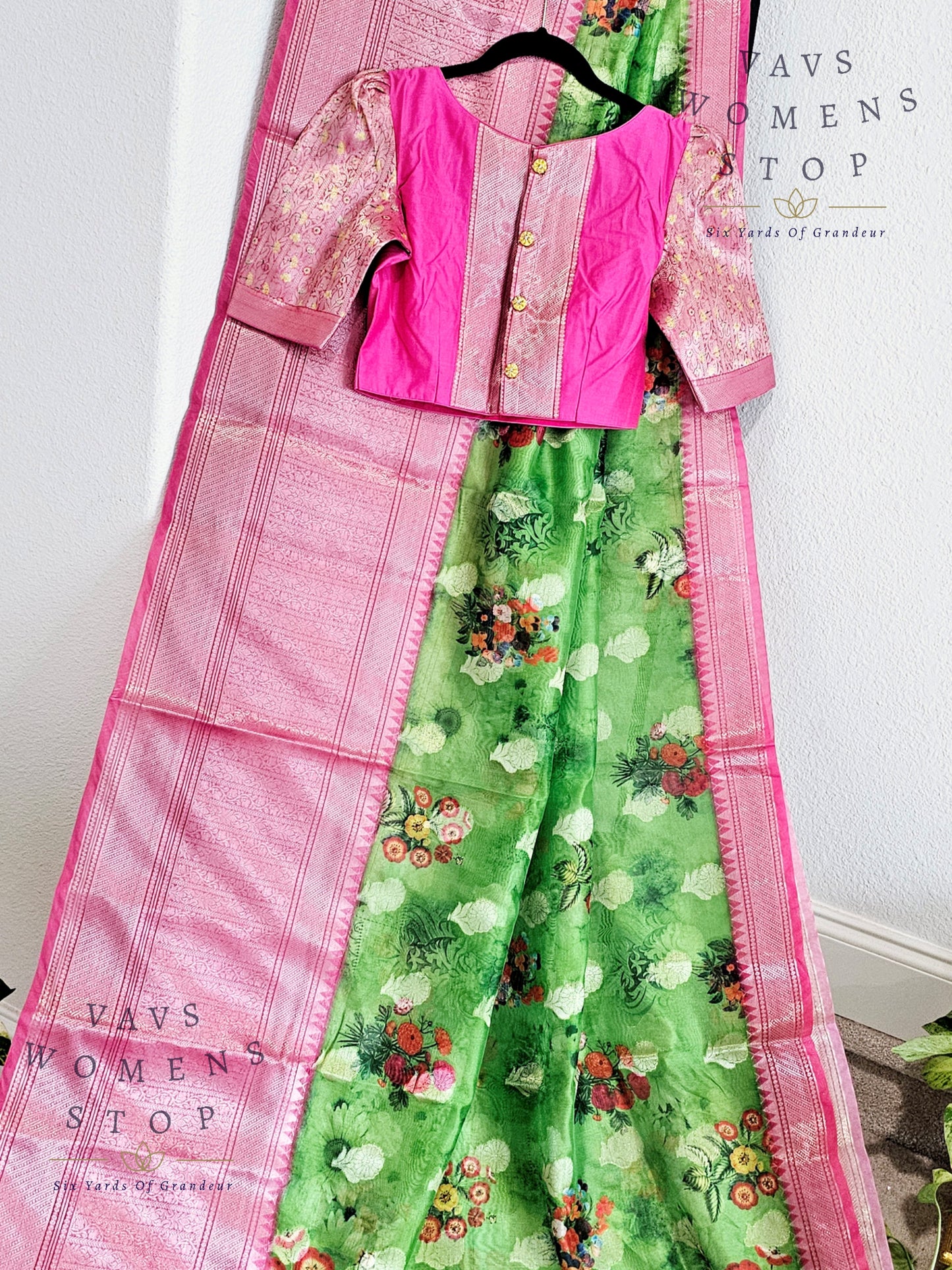 Fancy Floral Prints Soft Warm Organza Silk Saree - Blouse