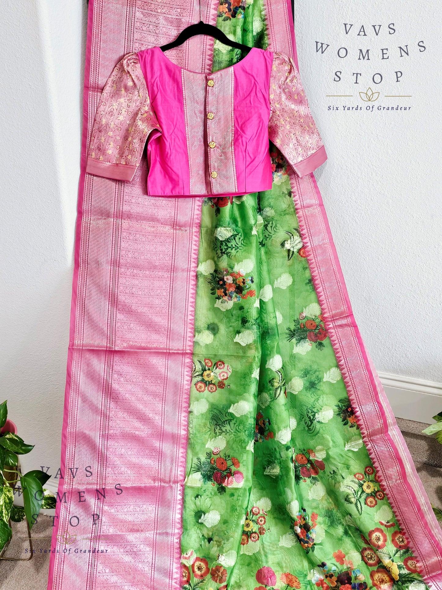 Fancy Floral Prints Soft Warm Organza Silk Saree - Blouse