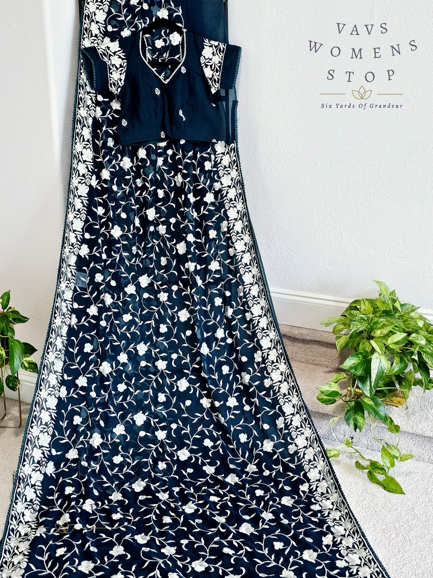 Viscose Crepe Georgette Parsi Gara Machine Embroidery Saree - Blouse