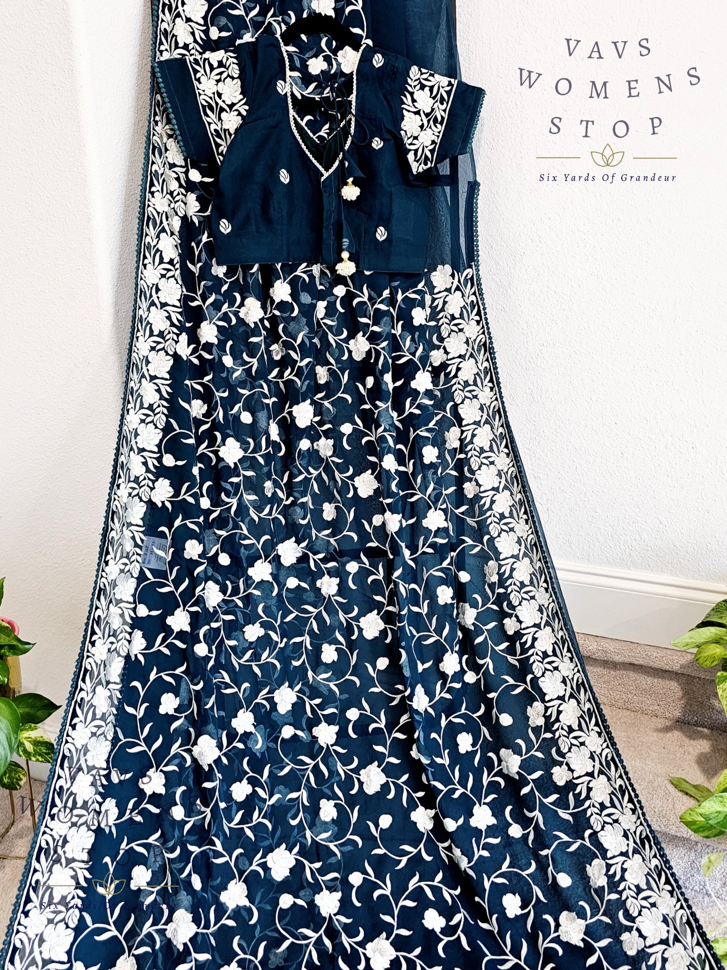 Viscose Crepe Georgette Parsi Gara Machine Embroidery Saree - Blouse
