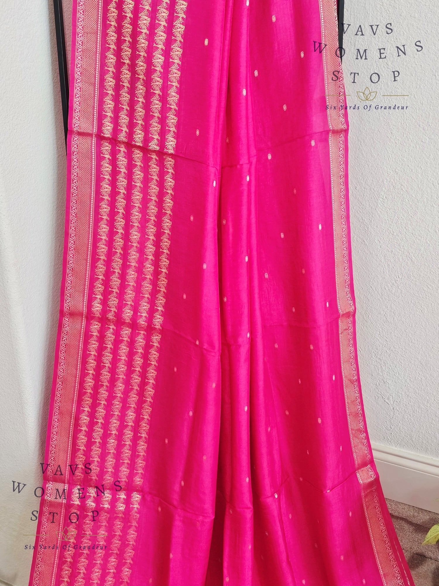Pink Dola Silk Saree with Lines Border – Trendy Designer Saree USA”

“Elegant Pink Dola Silk Saree with Blouse – Wedding & Party Wear USA”