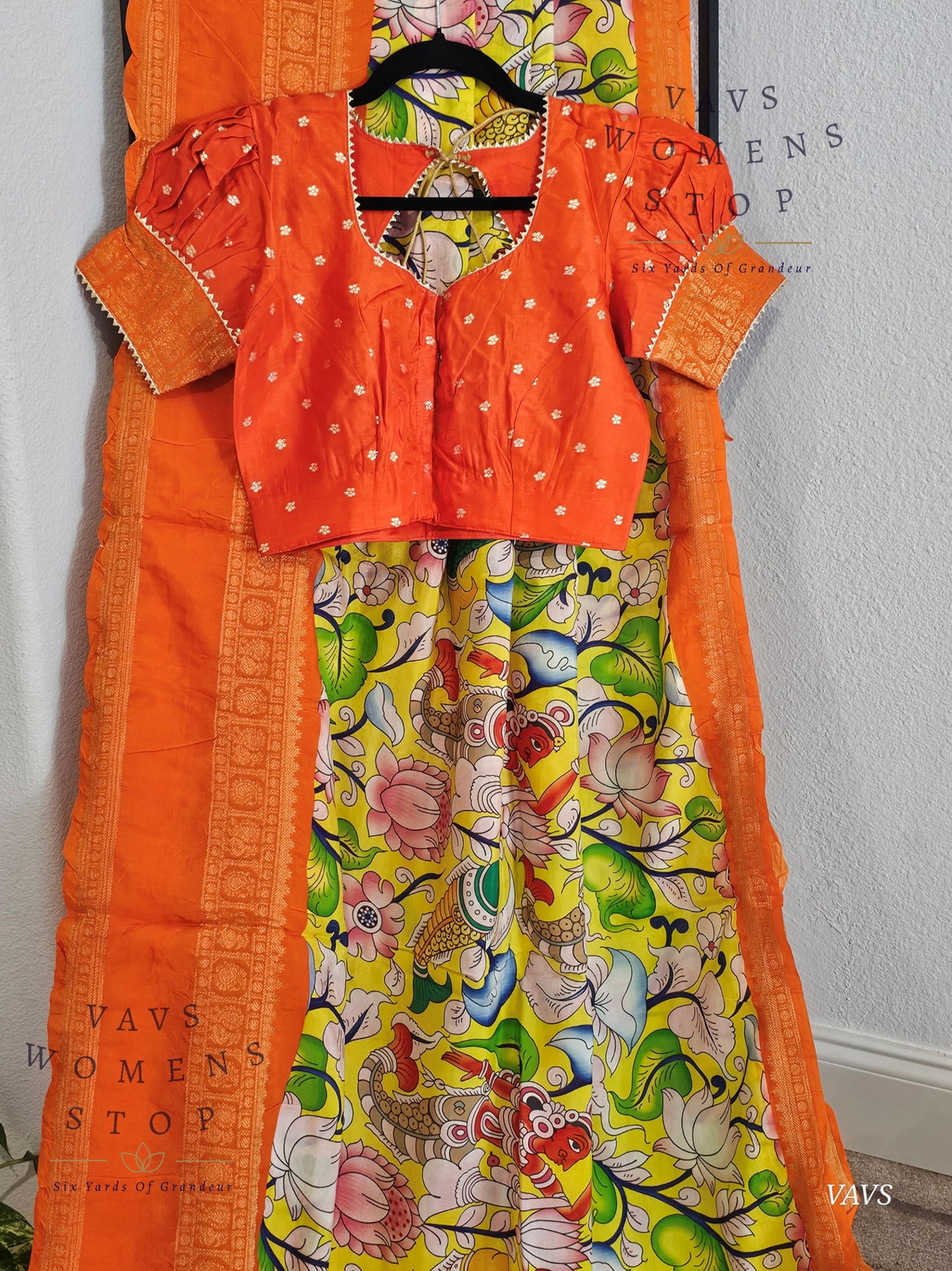 Elegant Yellow Mangalagiri Saree with Kalamkari Print & Orange Gap Border – Puff Sleeves Blouse – Ready to Ship