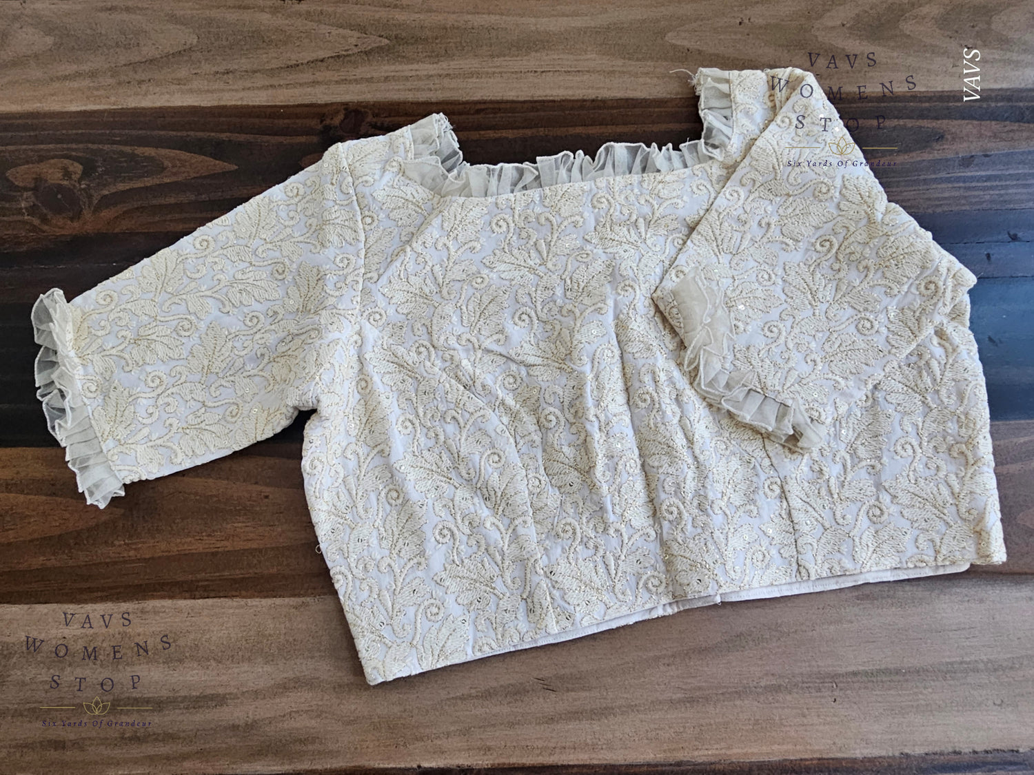 “Off-White Georgette Chikankari Tailored Saree Blouse – USA Ready to Ship”

“Designer Off-White Georgette Blouse with Chikankari Embroidery – Party & Wedding Wear USA”
