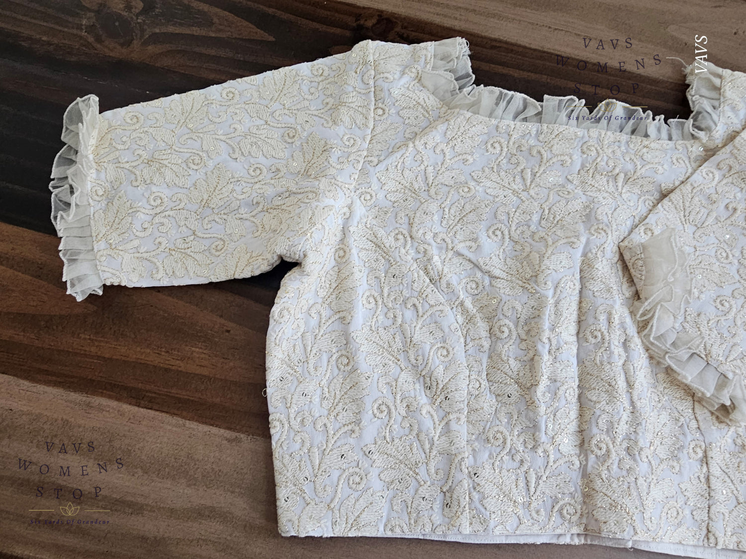 “Off-White Georgette Chikankari Tailored Saree Blouse – USA Ready to Ship”

“Designer Off-White Georgette Blouse with Chikankari Embroidery – Party & Wedding Wear USA”