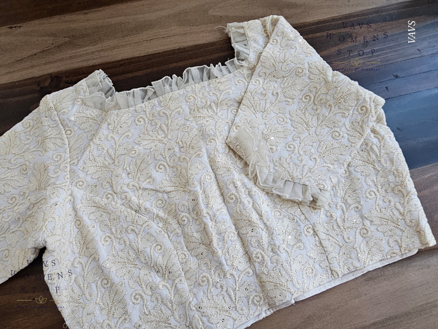 “Off-White Georgette Chikankari Tailored Saree Blouse – USA Ready to Ship”

“Designer Off-White Georgette Blouse with Chikankari Embroidery – Party & Wedding Wear USA”