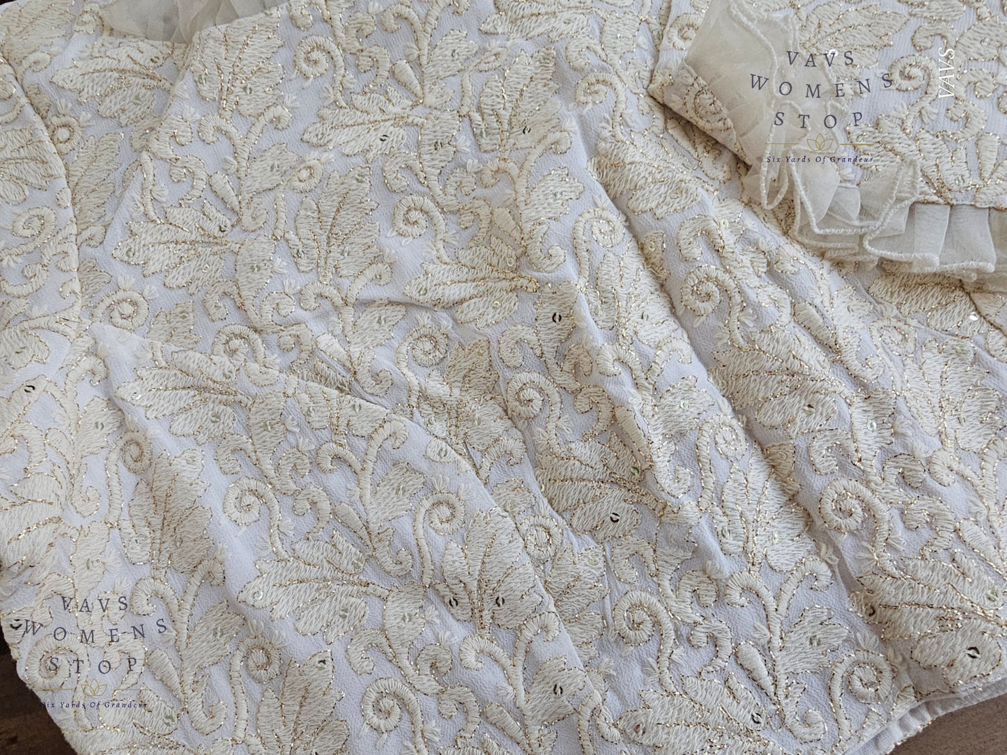 “Off-White Georgette Chikankari Tailored Saree Blouse – USA Ready to Ship”

“Designer Off-White Georgette Blouse with Chikankari Embroidery – Party & Wedding Wear USA”