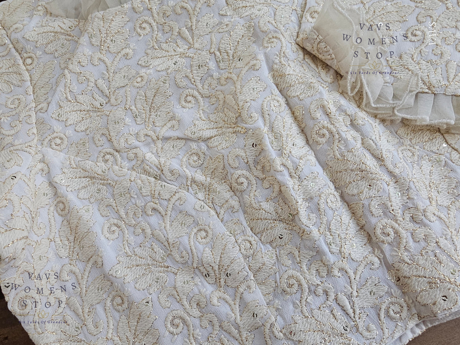 “Off-White Georgette Chikankari Tailored Saree Blouse – USA Ready to Ship”

“Designer Off-White Georgette Blouse with Chikankari Embroidery – Party & Wedding Wear USA”