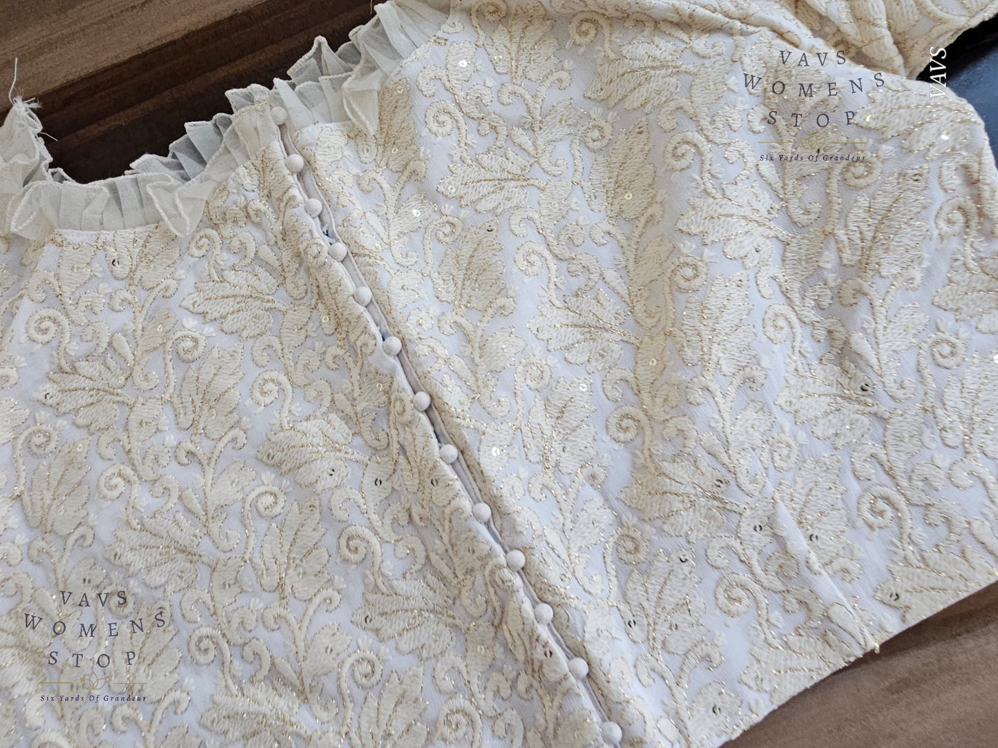 “Off-White Georgette Chikankari Tailored Saree Blouse – USA Ready to Ship”

“Designer Off-White Georgette Blouse with Chikankari Embroidery – Party & Wedding Wear USA”