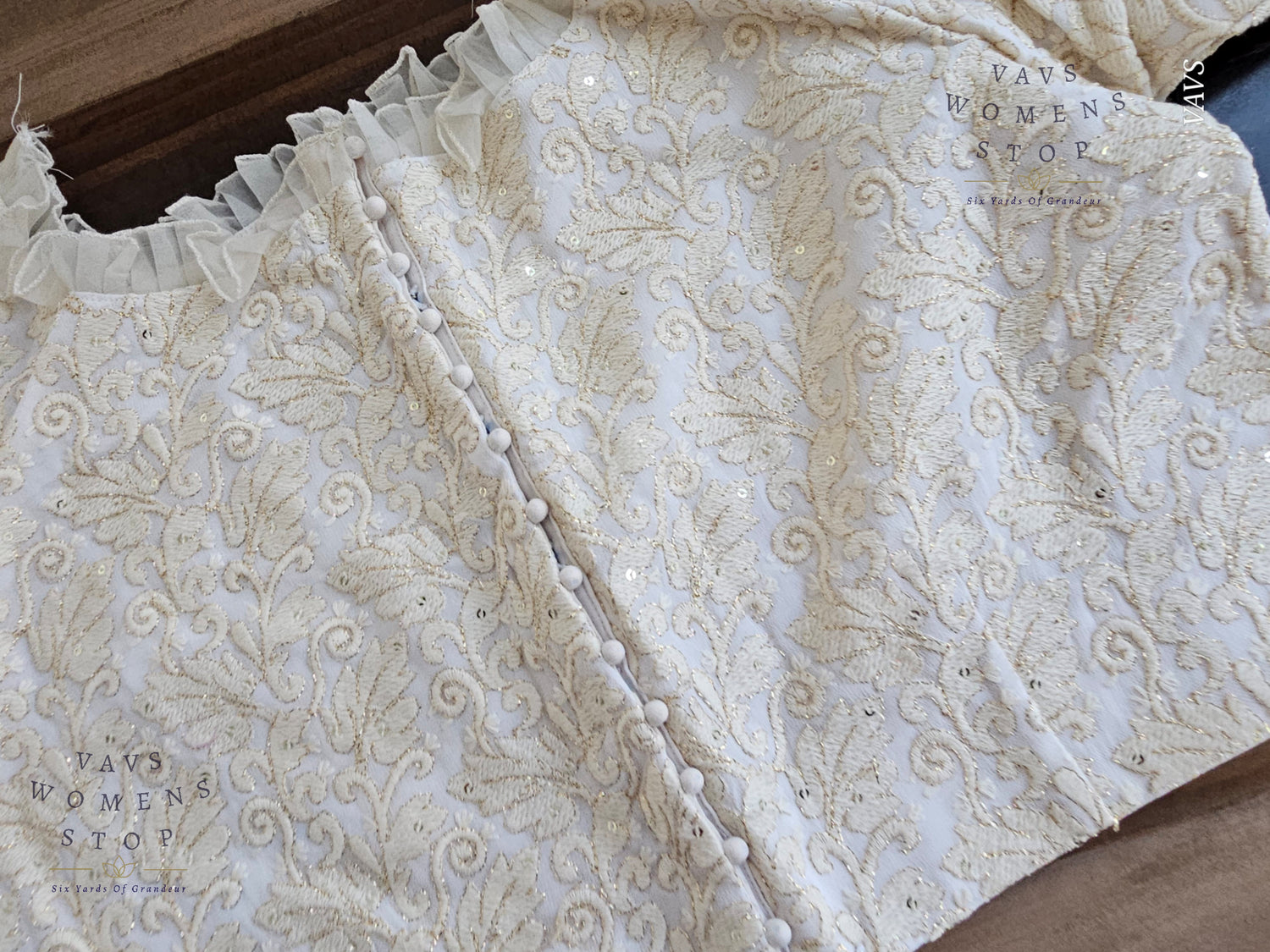 “Off-White Georgette Chikankari Tailored Saree Blouse – USA Ready to Ship”

“Designer Off-White Georgette Blouse with Chikankari Embroidery – Party & Wedding Wear USA”