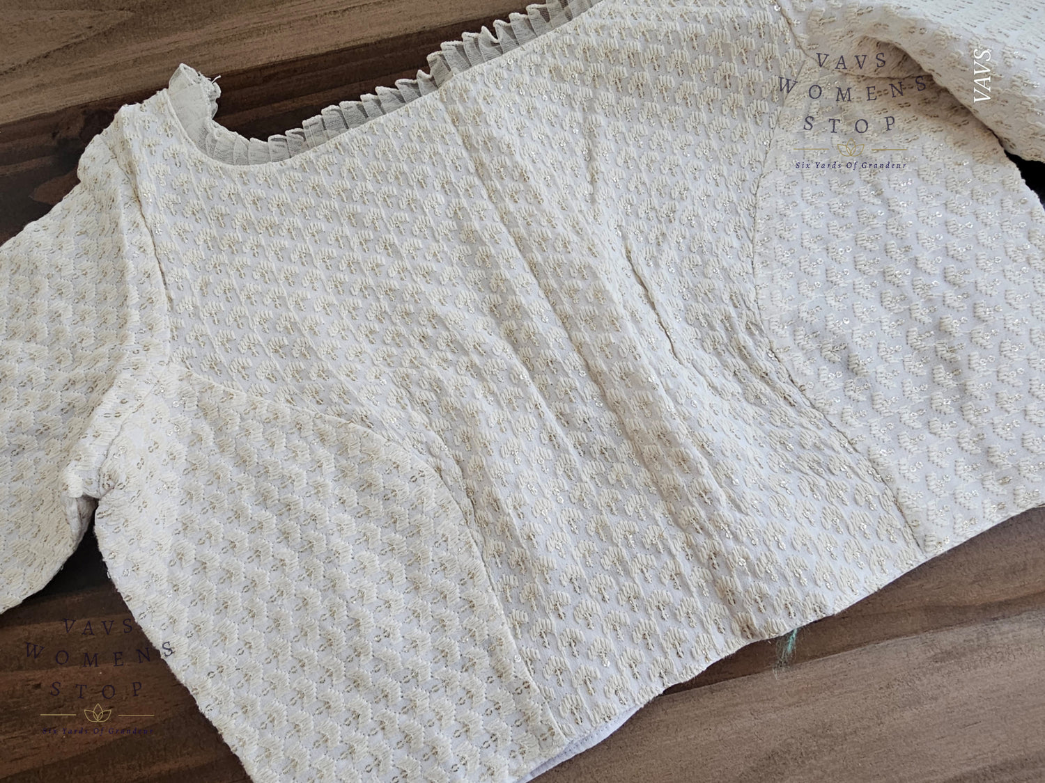 “Off-White Georgette Chikankari Tailored Saree Blouse – USA Ready to Ship”

“Designer Off-White Georgette Blouse with Chikankari Embroidery – Party & Wedding Wear USA”