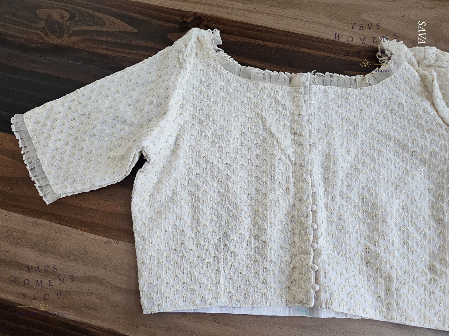 “Off-White Georgette Chikankari Tailored Saree Blouse – USA Ready to Ship”

“Designer Off-White Georgette Blouse with Chikankari Embroidery – Party & Wedding Wear USA”