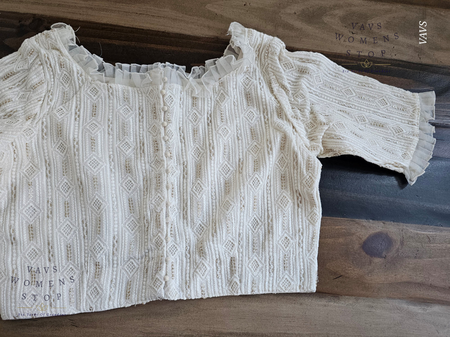 “Off-White Georgette Chikankari Tailored Saree Blouse – USA Ready to Ship”

“Designer Off-White Georgette Blouse with Chikankari Embroidery – Party & Wedding Wear USA”