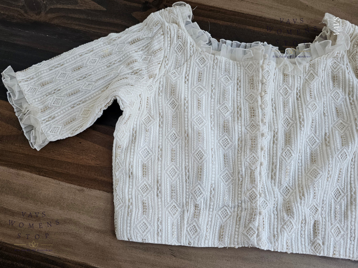 “Off-White Georgette Chikankari Tailored Saree Blouse – USA Ready to Ship”

“Designer Off-White Georgette Blouse with Chikankari Embroidery – Party & Wedding Wear USA”