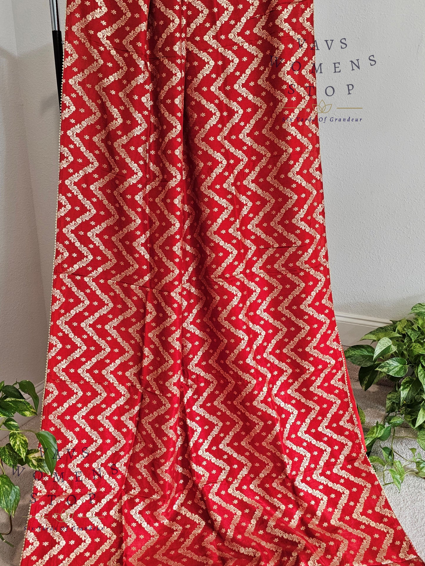 Red Shade Borderless Munga Crepe Silk Saree