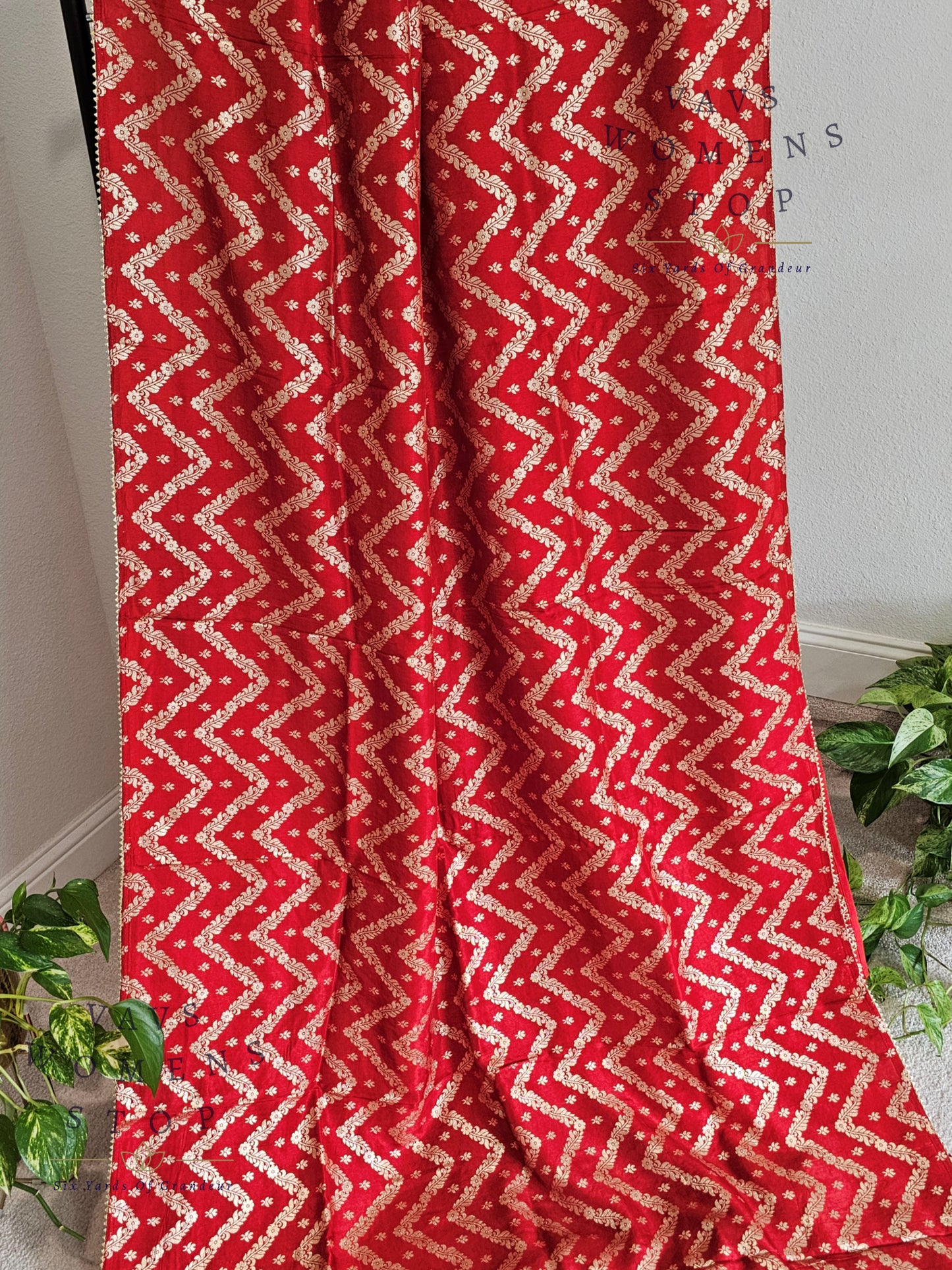 Red Shade Borderless Munga Crepe Silk Saree